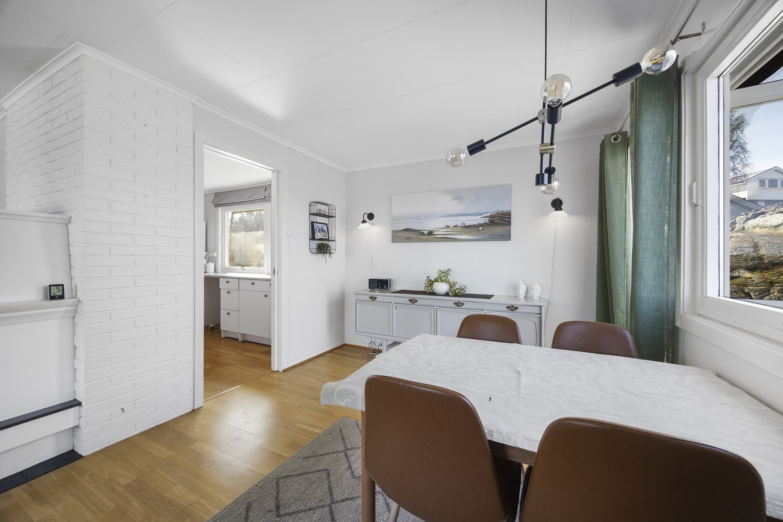 Fra spiseavdelingen er det en åpen og sosial forbindelse til både kjøkkenet og stuen. Galleribilde