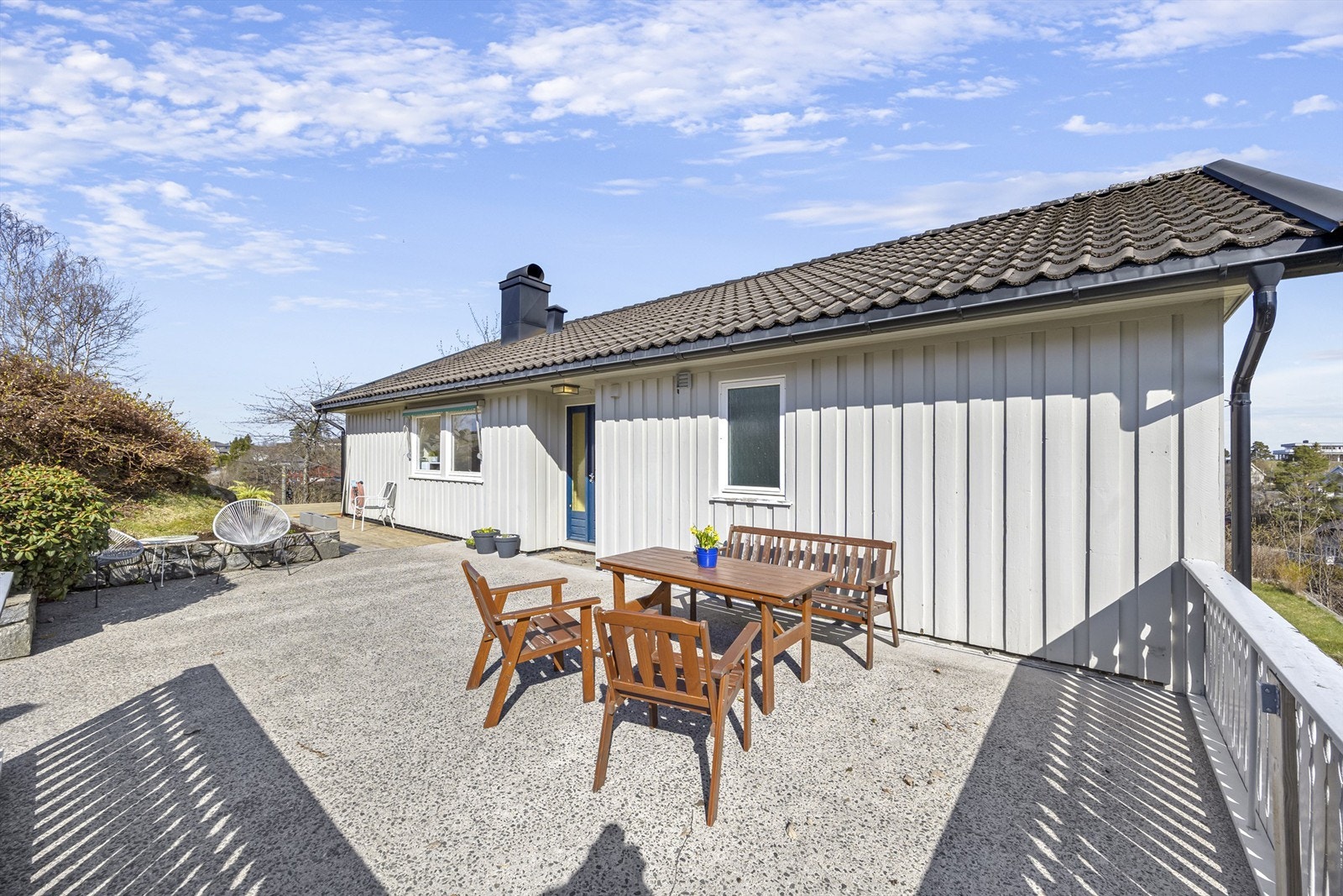 Terrassen ved inngangspartiet er en del av det totale utearealet på 80 m². Galleribilde