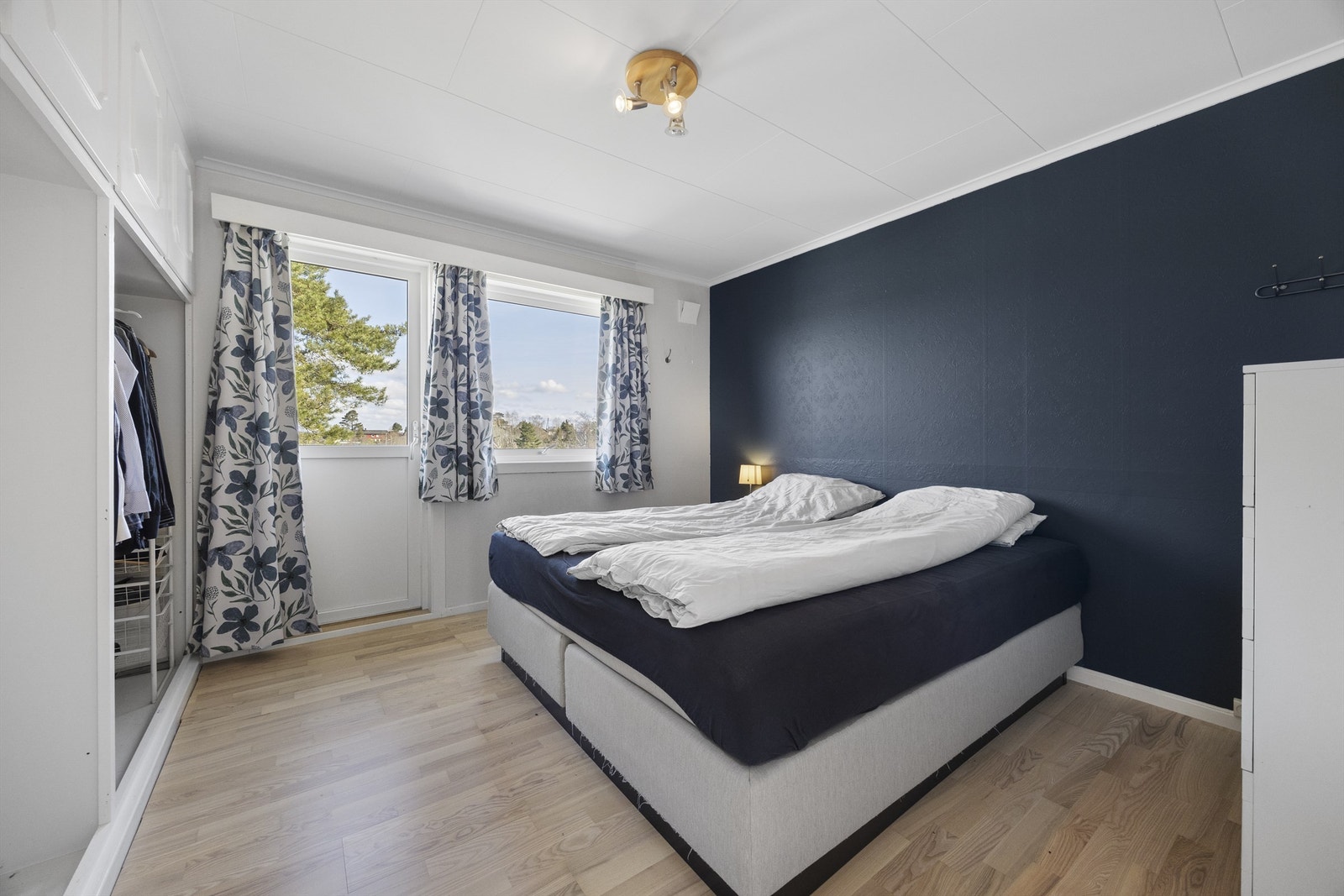 Hovedsoverommet har god plass til dobbeltseng og garderobeløsning, samt direkte utgang til en egen balkong på 6 m². Galleribilde