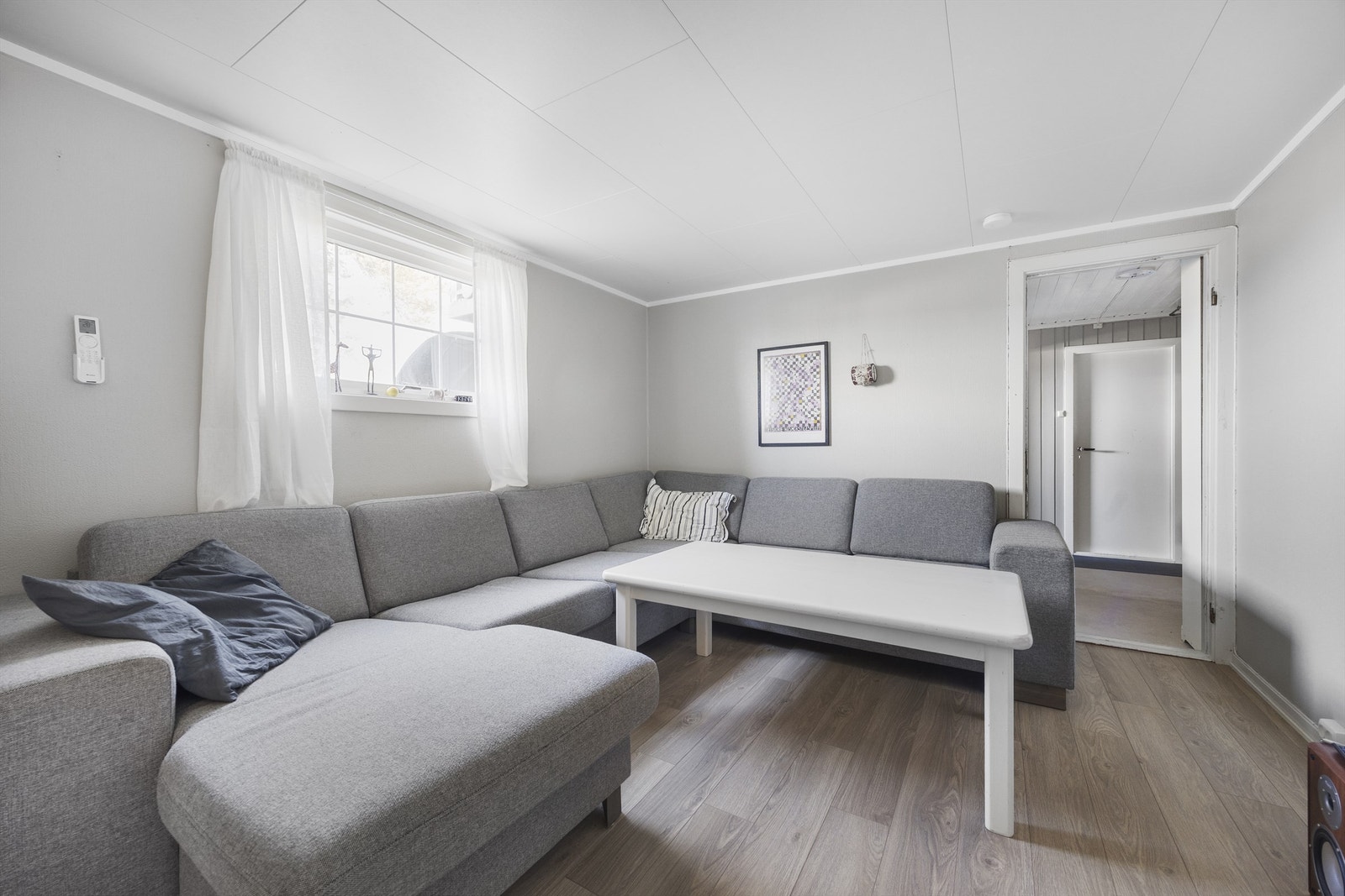 Det innredede rommet har god plass til en romslig sofagruppe, men er ikke godkjent som rom til varig opphold. Galleribilde