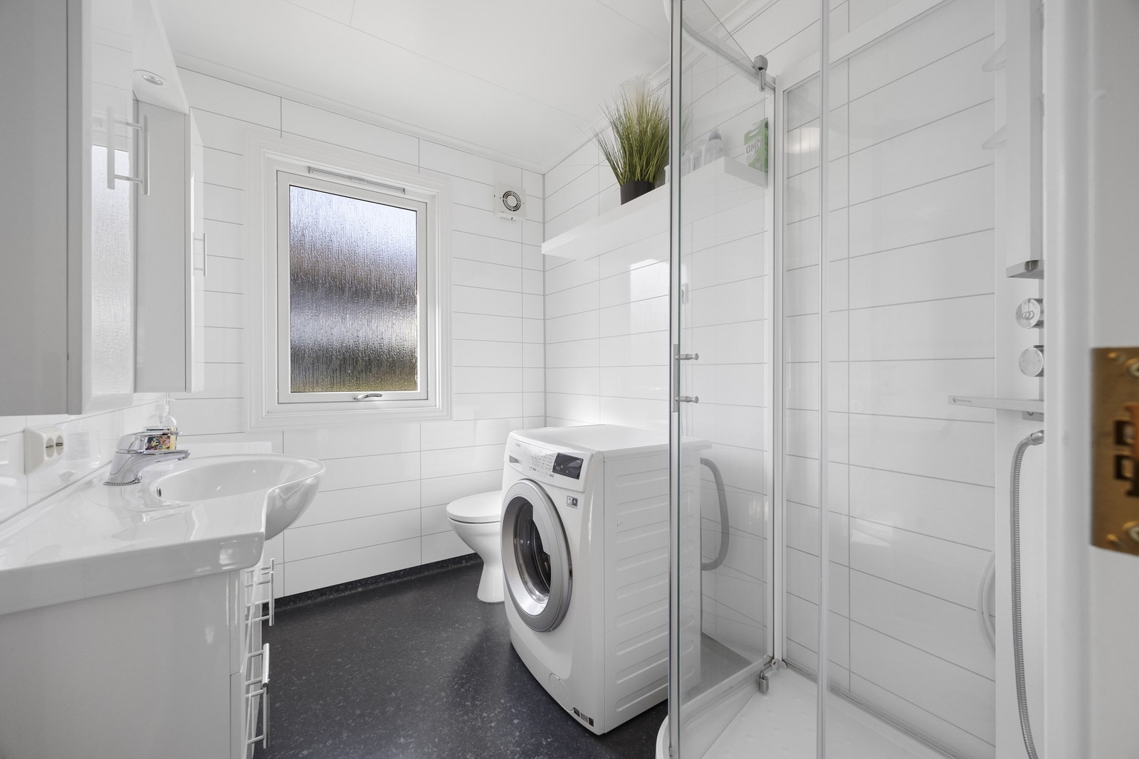 Badet i første etasje ble oppgradert i 2007 og har gulvvarme, dusjkabinett og opplegg for vaskemaskin. Galleribilde