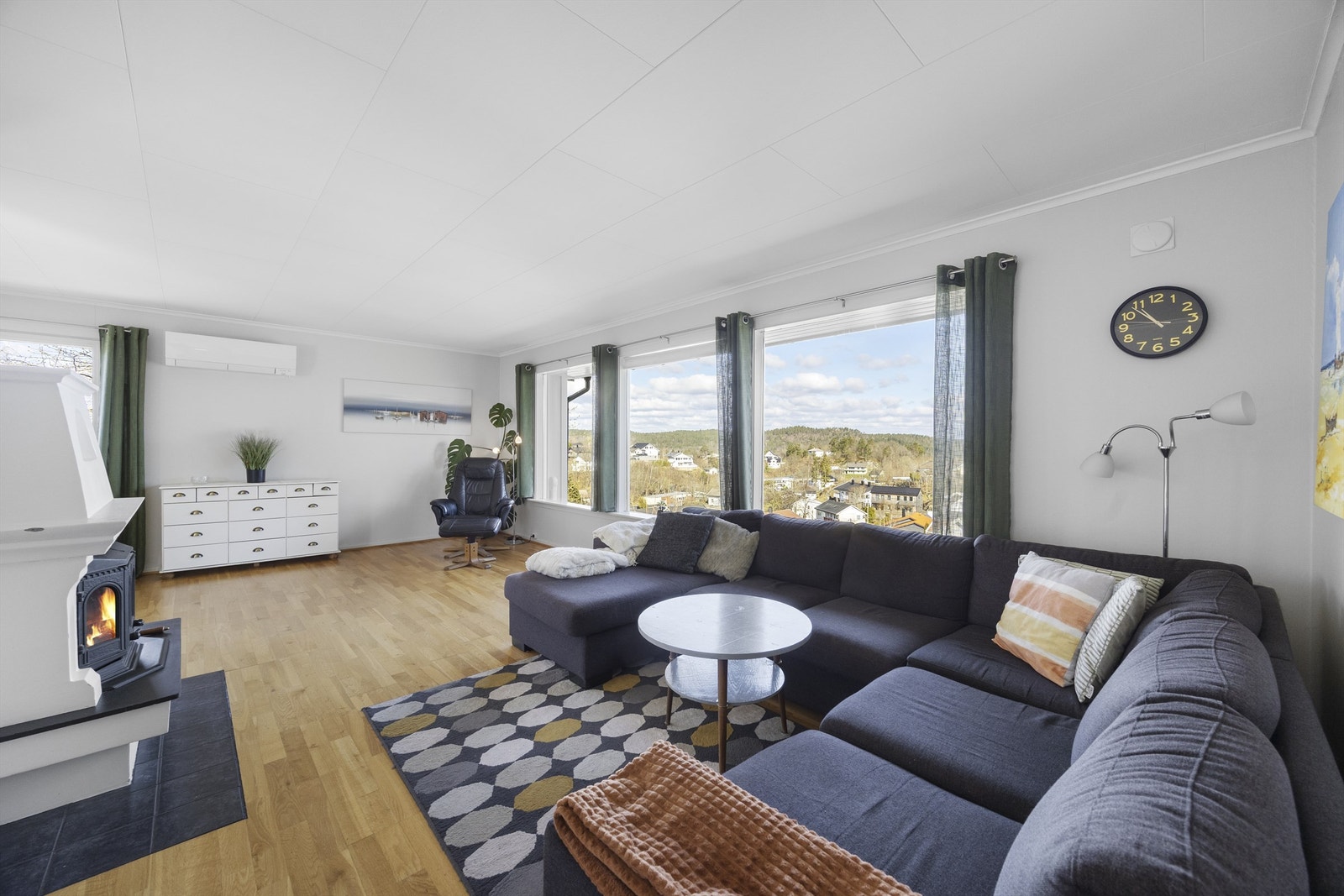 Store vindusflater i stuen gir rikelig med naturlig lys og en fin utsikt over nærområdet. Vinduene i denne delen er fra 1994-2003. Galleribilde