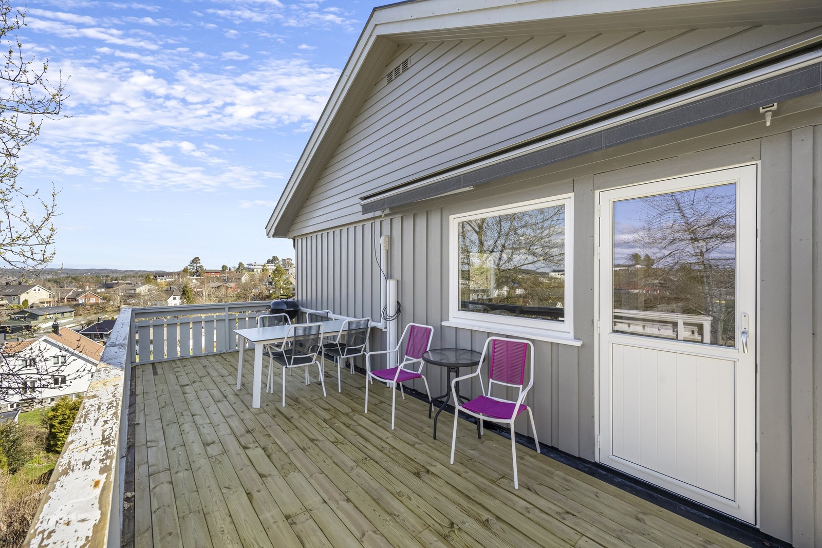 Fra stuen er det direkte utgang til en stor terrasse med god plass til sittegruppe og grill. Galleribilde