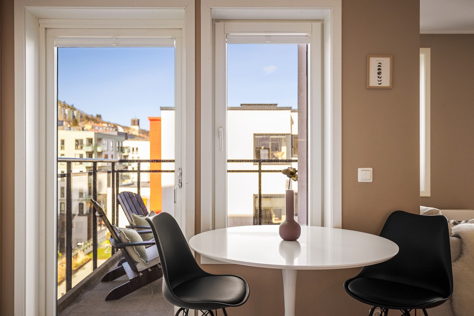 - Fra stuen er det direkte utgang til en romslig balkong på ca. 8 m² - Galleribilde