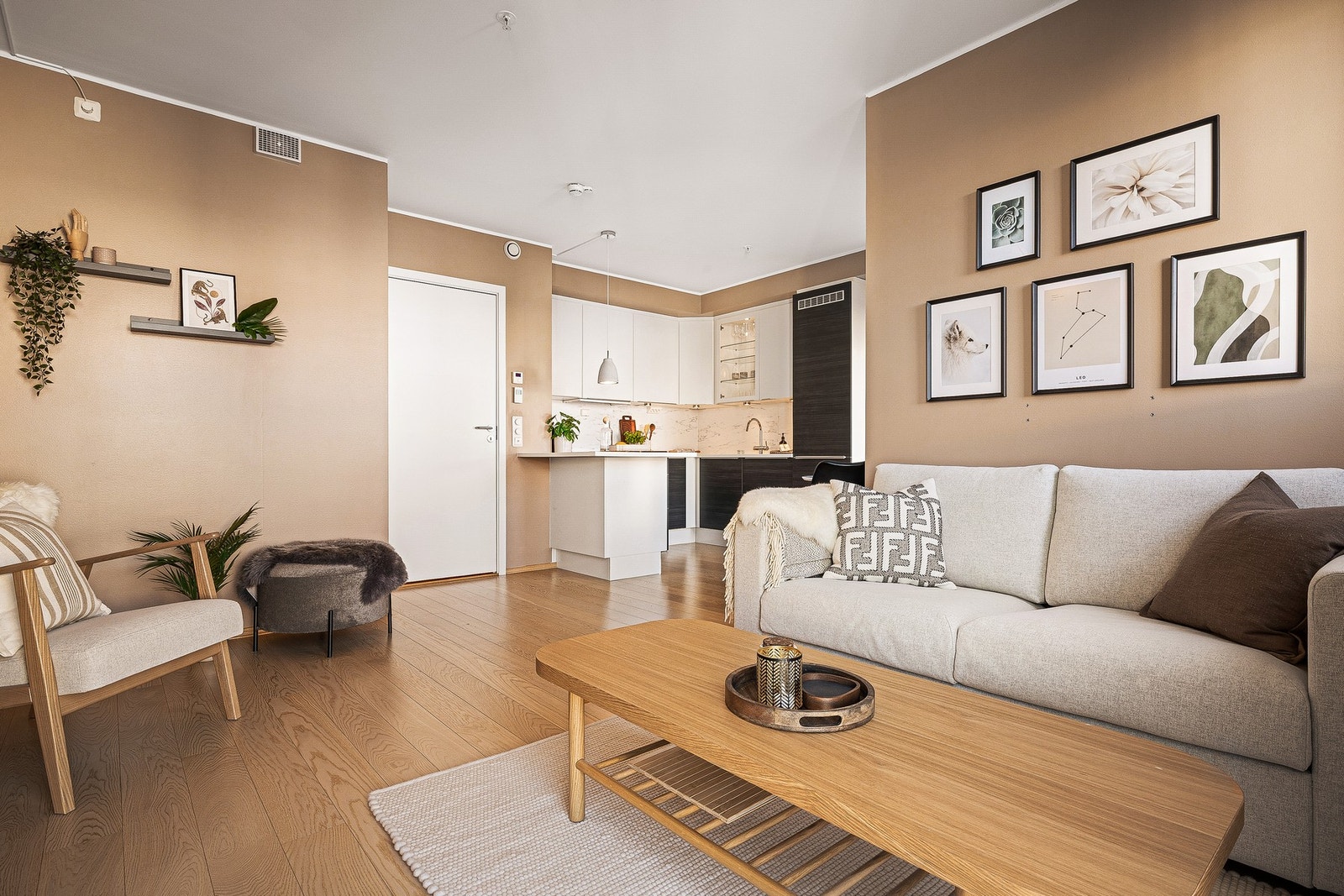 - Leiligheten har balansert ventilasjon og vannbåren oppvarming med radiator i stuen - Galleribilde