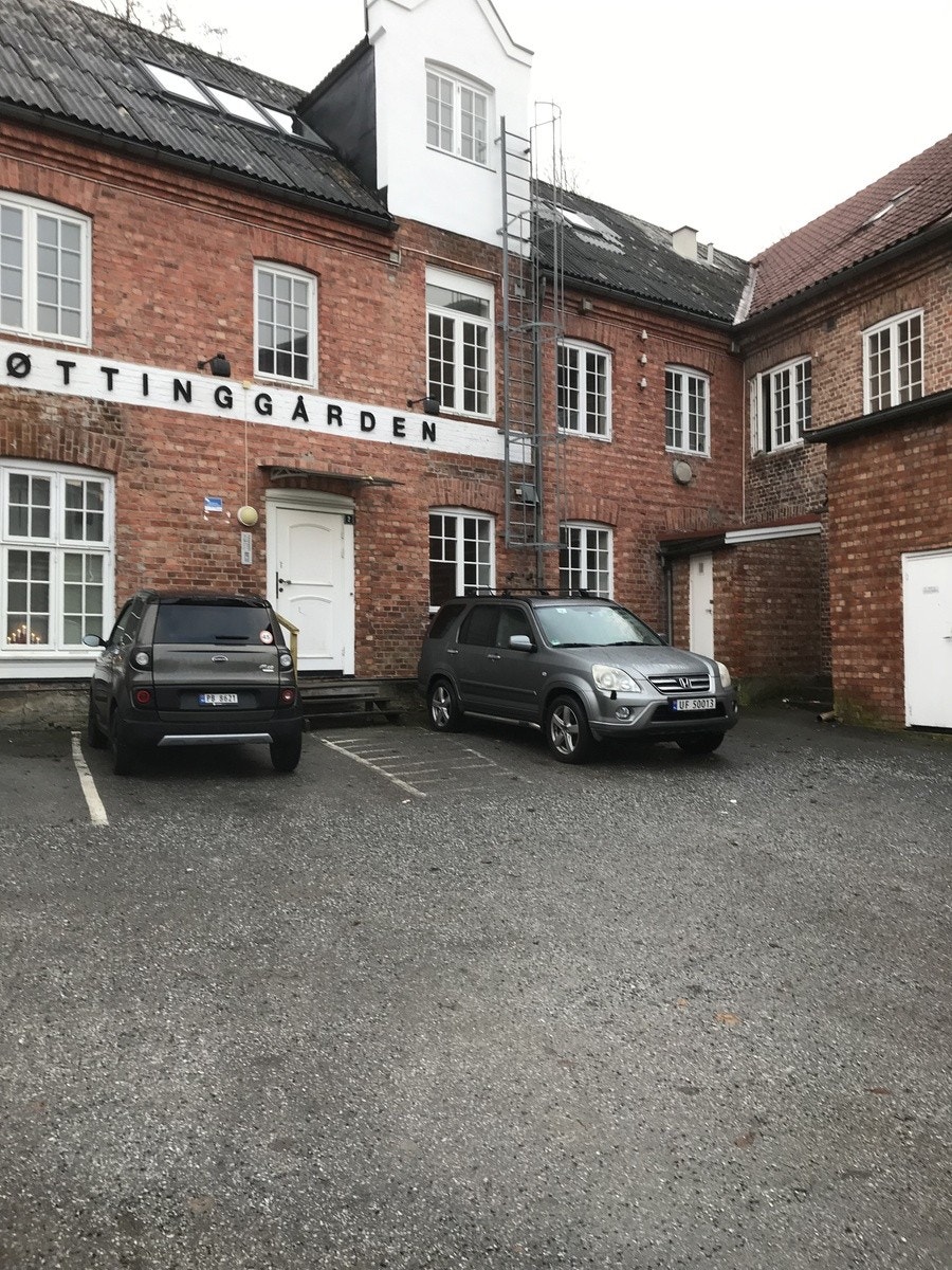 Parkering på gårdsplass Galleribilde