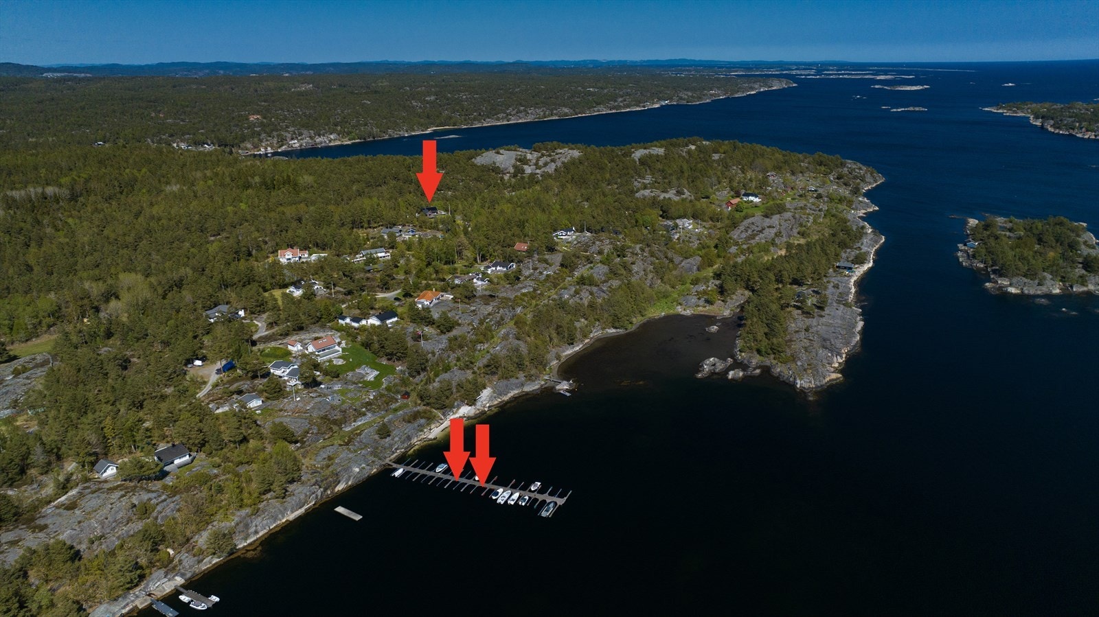 Det er kun 4-5 min gange ned til sjøen hvor du finner en barnevennlig sandstrand og bryggeanlegget. Galleribilde