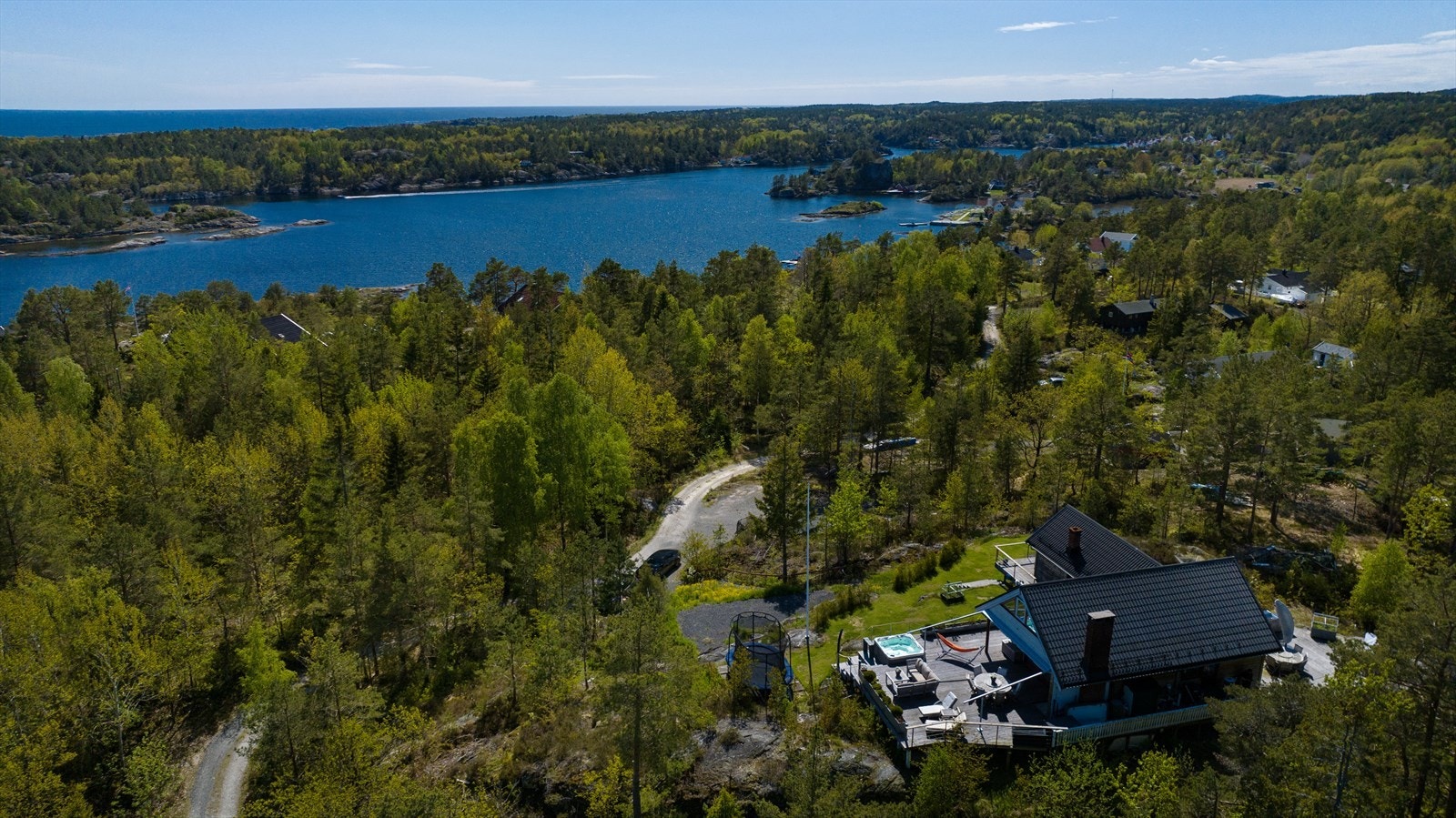 Fritidsboligen ligger attraktiv til på en stor, usjenert tomt. Her er det utsikt til havet, og gode solforhold fra morgen til ettermiddag/kveld sommerstid. Galleribilde