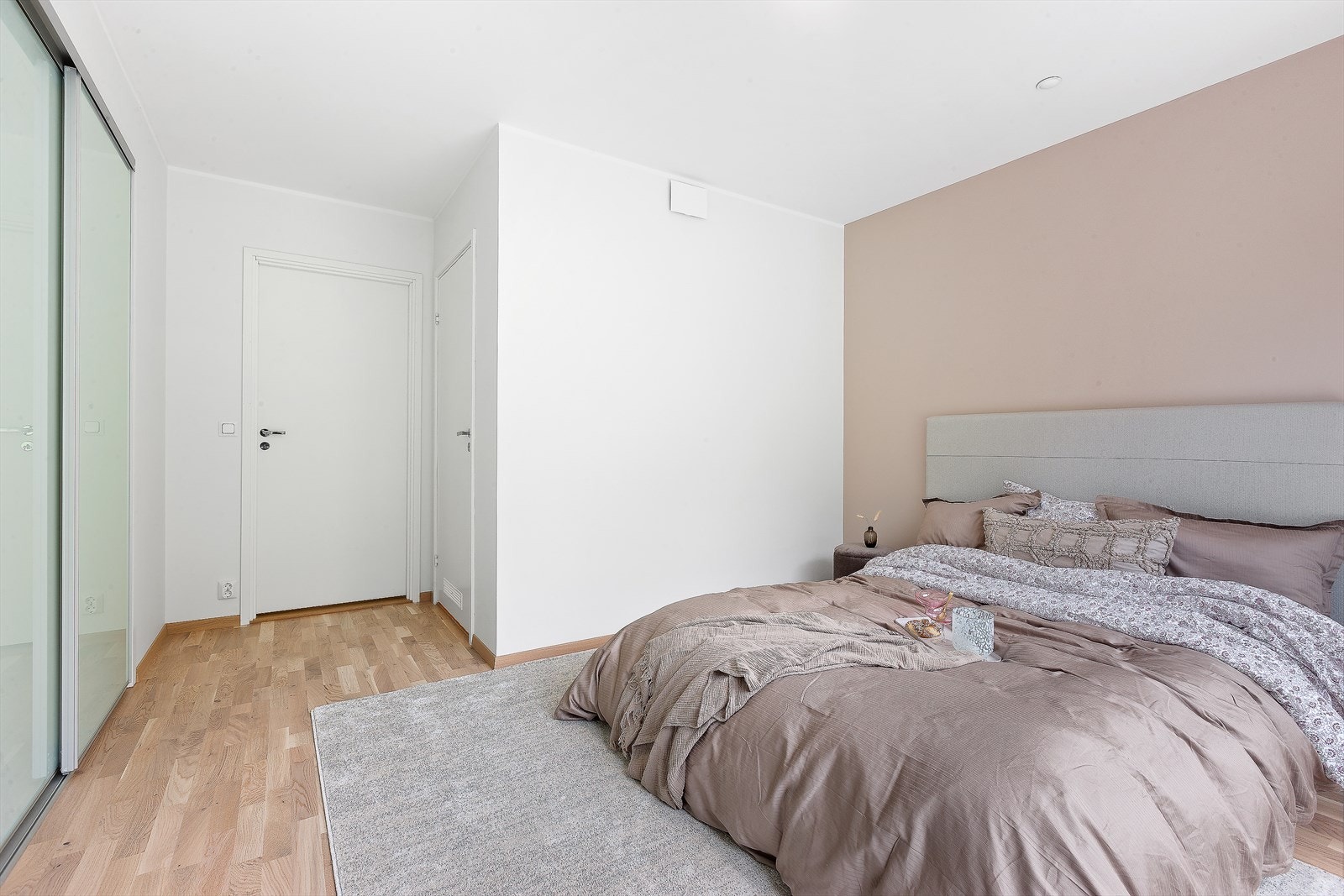 Hovedsoverommet har eget bad og har fått en kontrastvegg som skaper en lunere atmosfære. Galleribilde