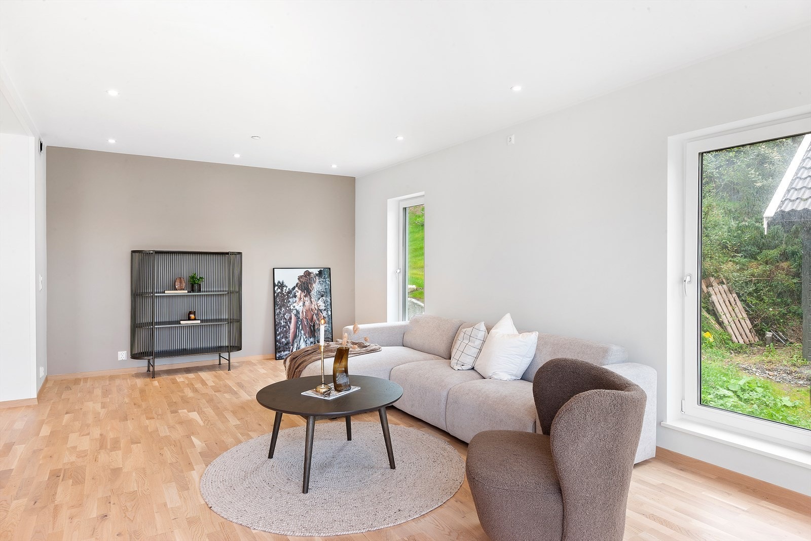 Leiligheten har mange kvaliteter du vil sette pris på; som slette flater med listefritt til tak, Led -spoter i tak, parkett på gulv, store vinduer og en smart planløsning. Galleribilde
