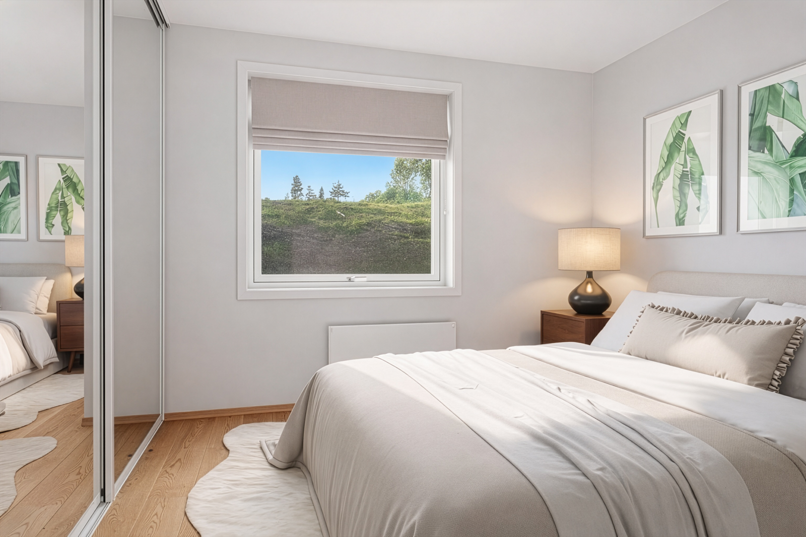 Hovedsoverommet har god plass til dobbetlseng og øvrig soveromsmøblement, samt fin plass til oppbevaring i skyvedørsgarderobe - Digitalt stylet Galleribilde