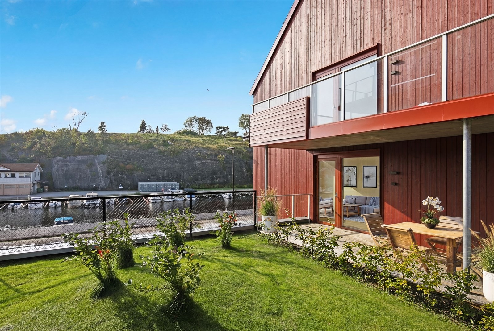 En sjønær og innbydende leilighet uten boplikt på Smietangen i Langesund. Digitalt stylet Galleribilde
