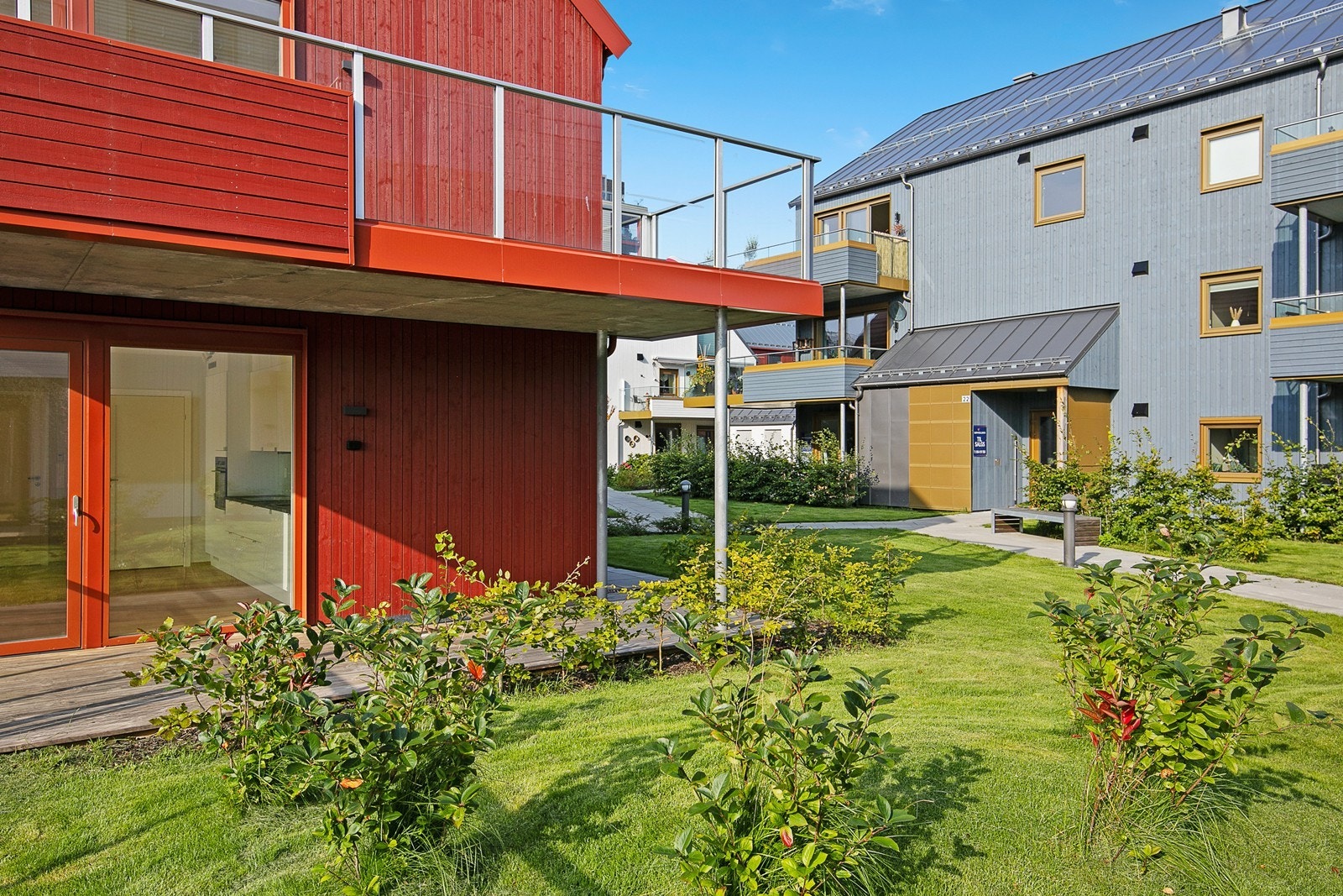 Enkel adkomst til gressplen fra terrasse Galleribilde