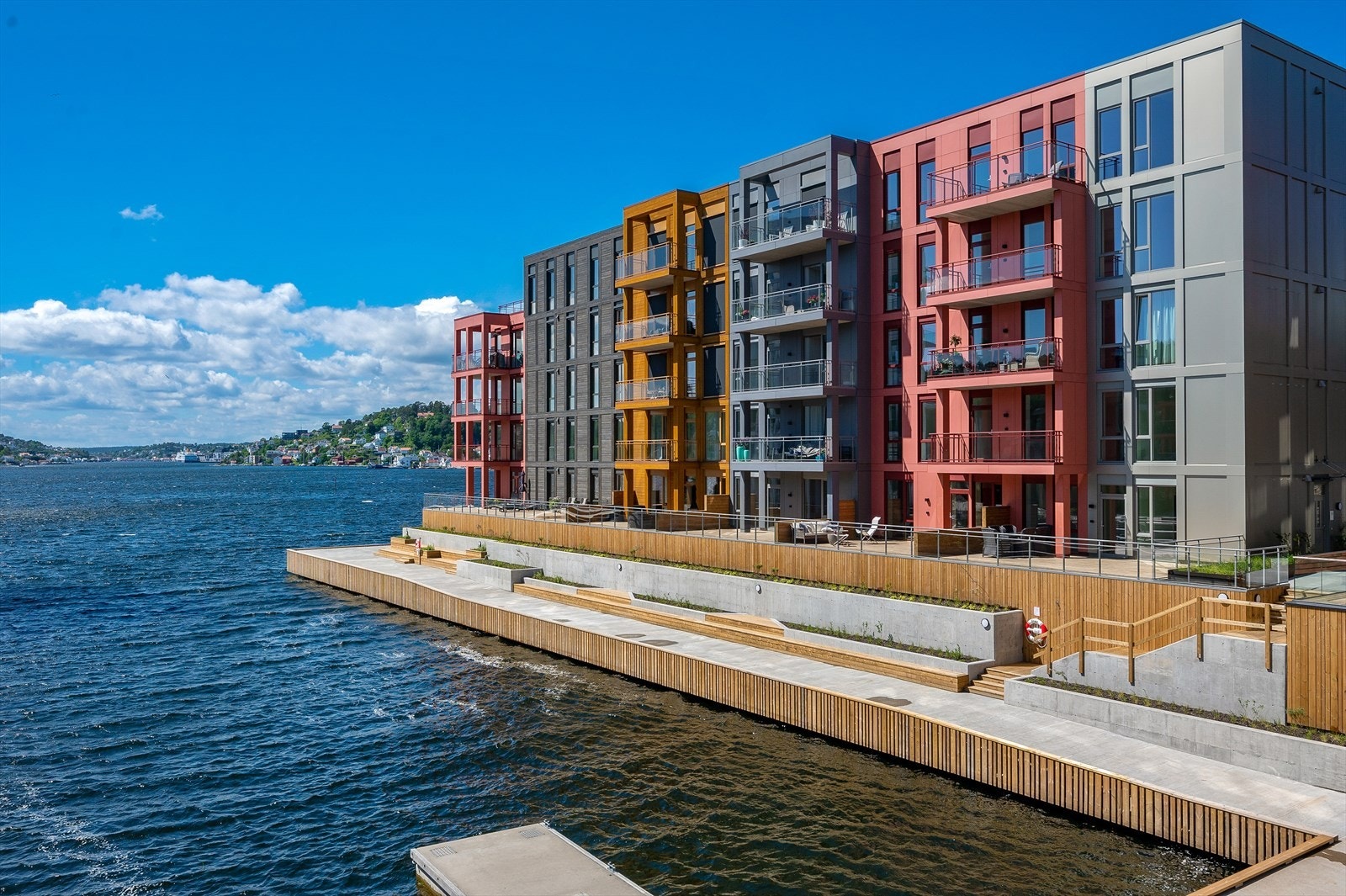 Bryggebyen - Gjennomgående "Penthouse" - 2 balkonger - Garasjeplass - Panoramautsikt, morgen- og kveldssol. Foto: Thor Brobakken. Galleribilde