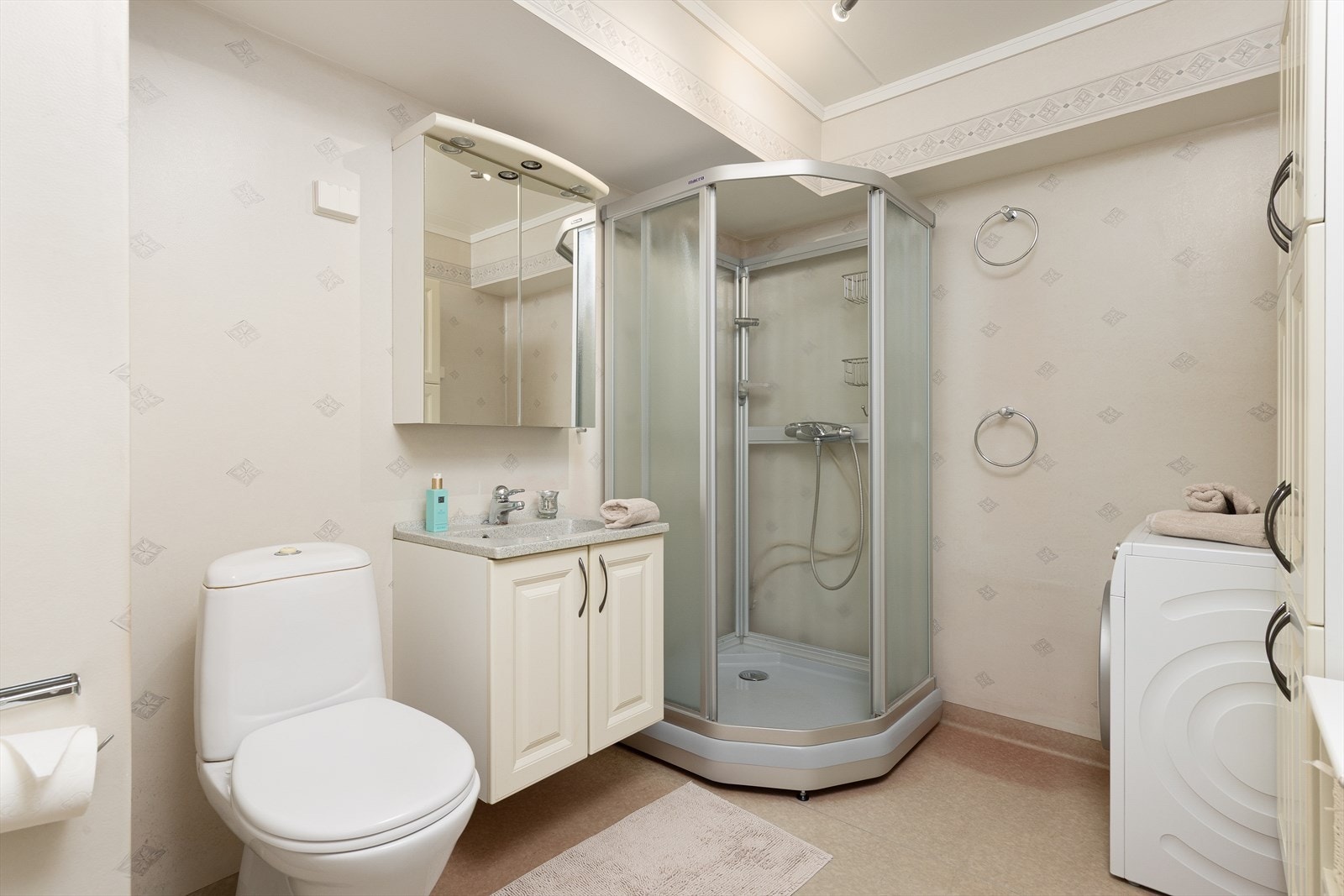 Badet er utstyrt med elektriske varmekabler for god komfort, og har servant med innredning, toalett, dusjkabinett og opplegg for vaskemaskin. Galleribilde