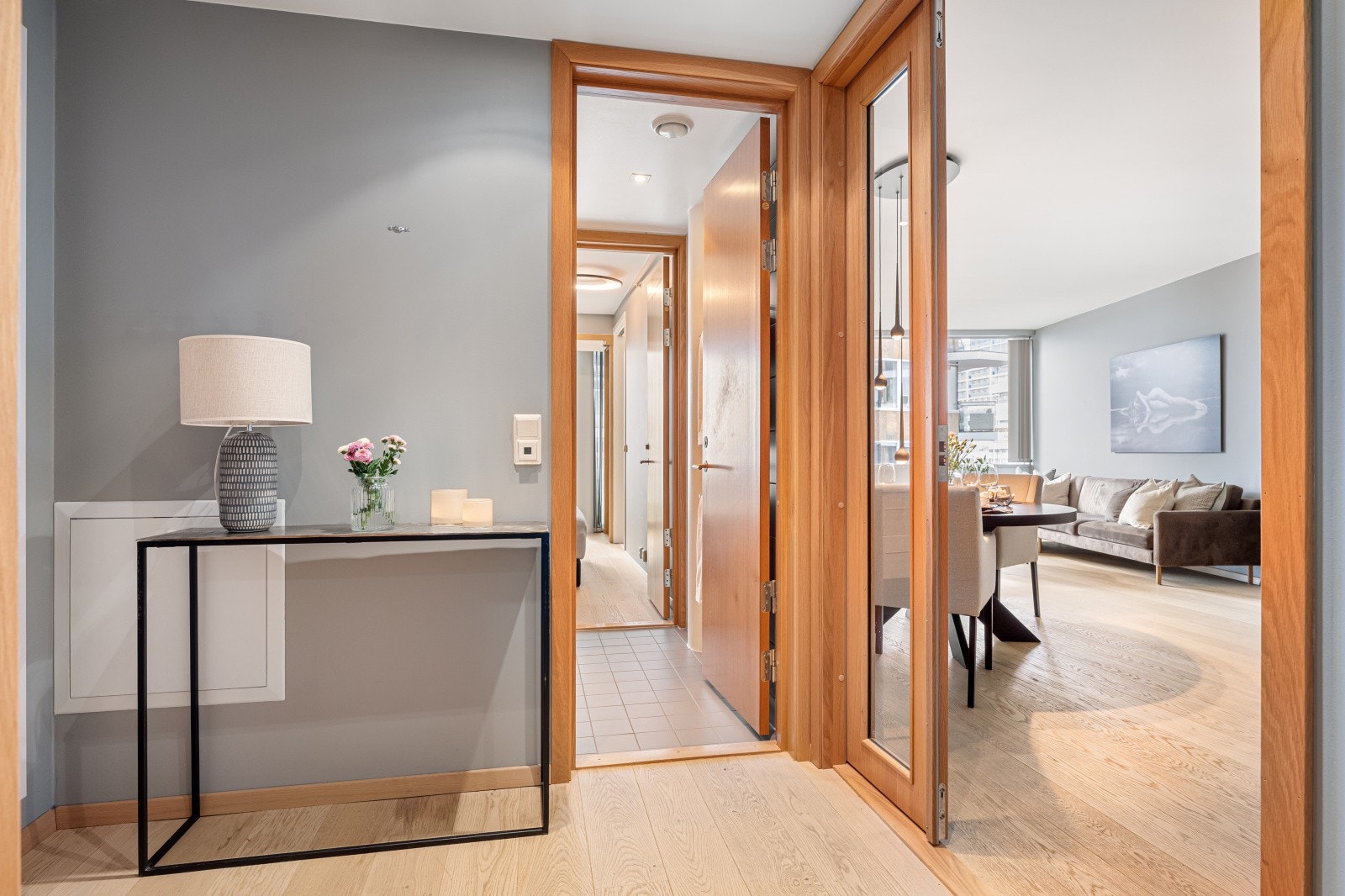 Romslig entré/gang med dobbel glassdør mot stuen. God plass til oppbevaring av yttertøy i plassbygget garderobeskap fra Crown Imperial Galleribilde