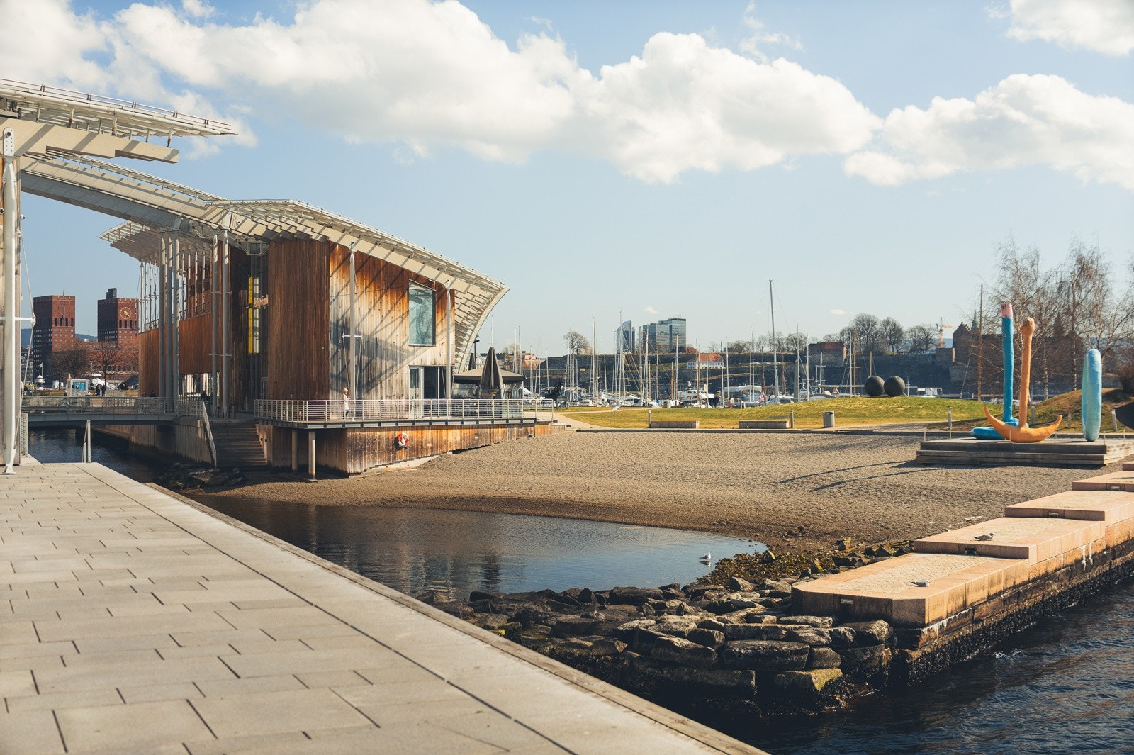 Sentralt beliggende 2-roms med en rolig og attraktiv beliggenhet på Tjuvholmen. Bydelen er internasjonalt anerkjent og premiert for sin arkitektur og byplanlegging. Galleribilde