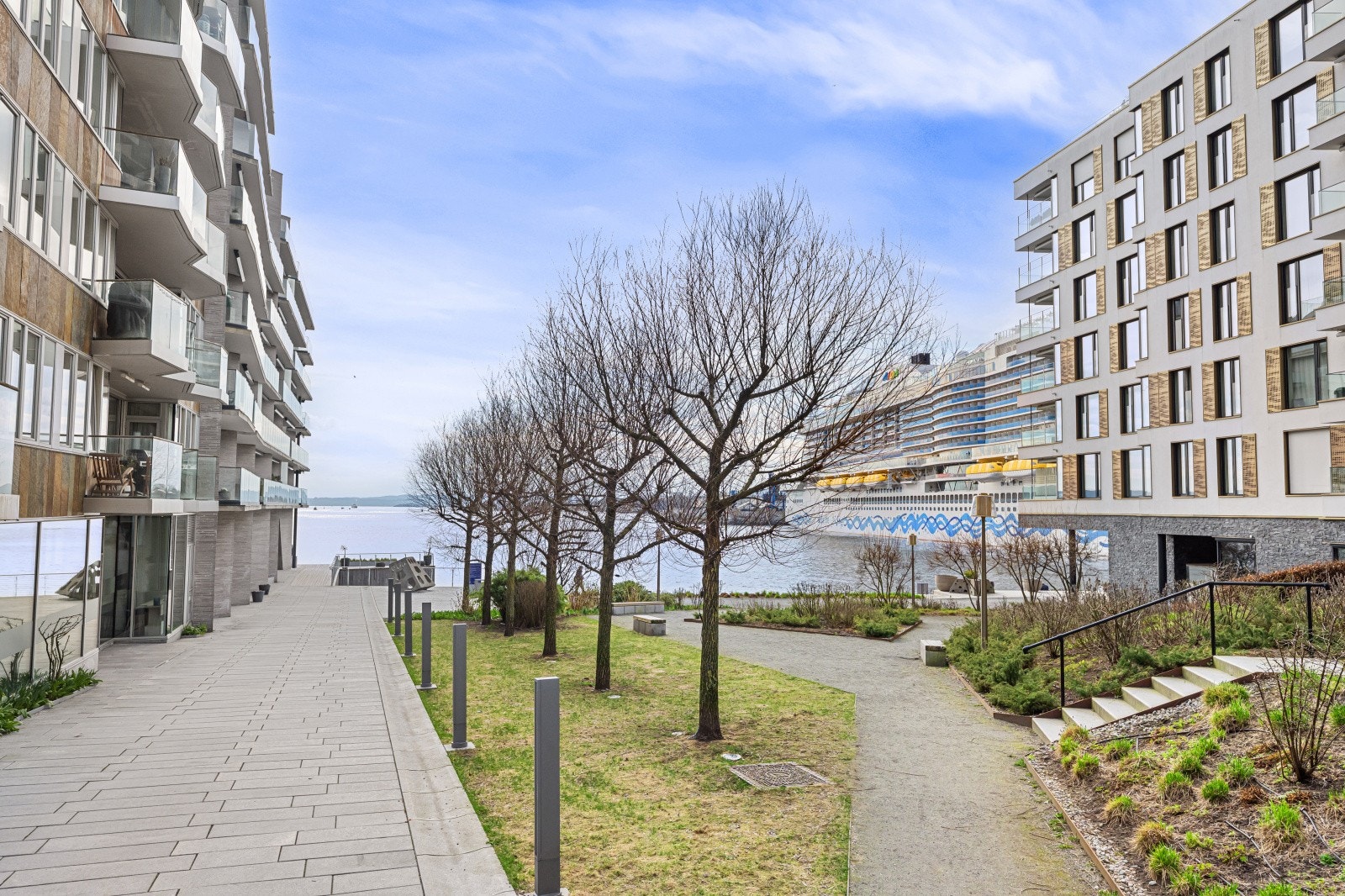 På en egen øy på Tjuvholmen, ligger Astrup Fearnley Museet for Moderne Kunst. En utendørs skulptursamling og byens mest sentrale badestrand er også noen av attraksjonene her Galleribilde