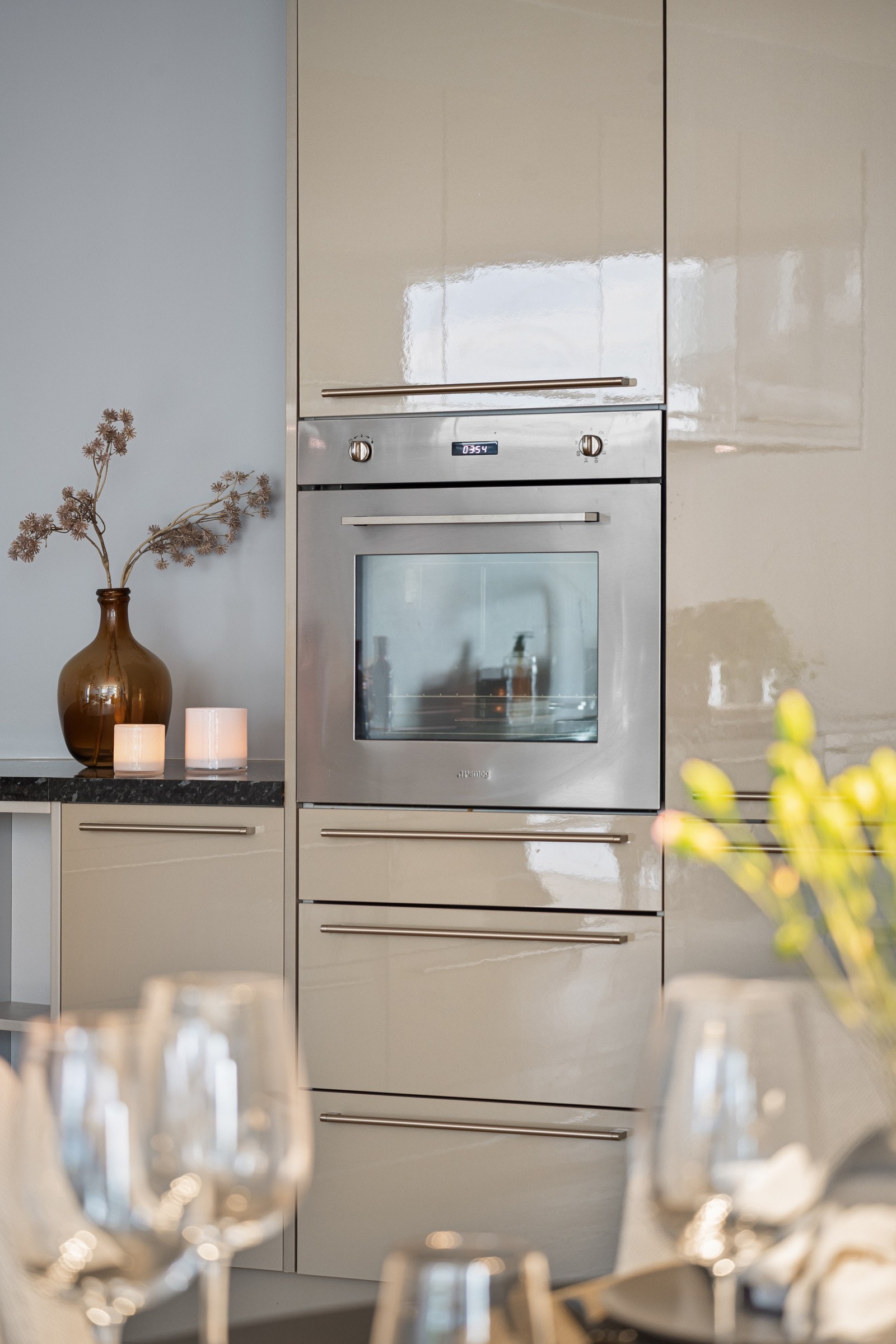 Delikat kjøkkeninnredning fra Crown Imperial med integrerte hvitevarer fra Smeg. Kjøkkenet har også godt med oppbevaringsplass Galleribilde
