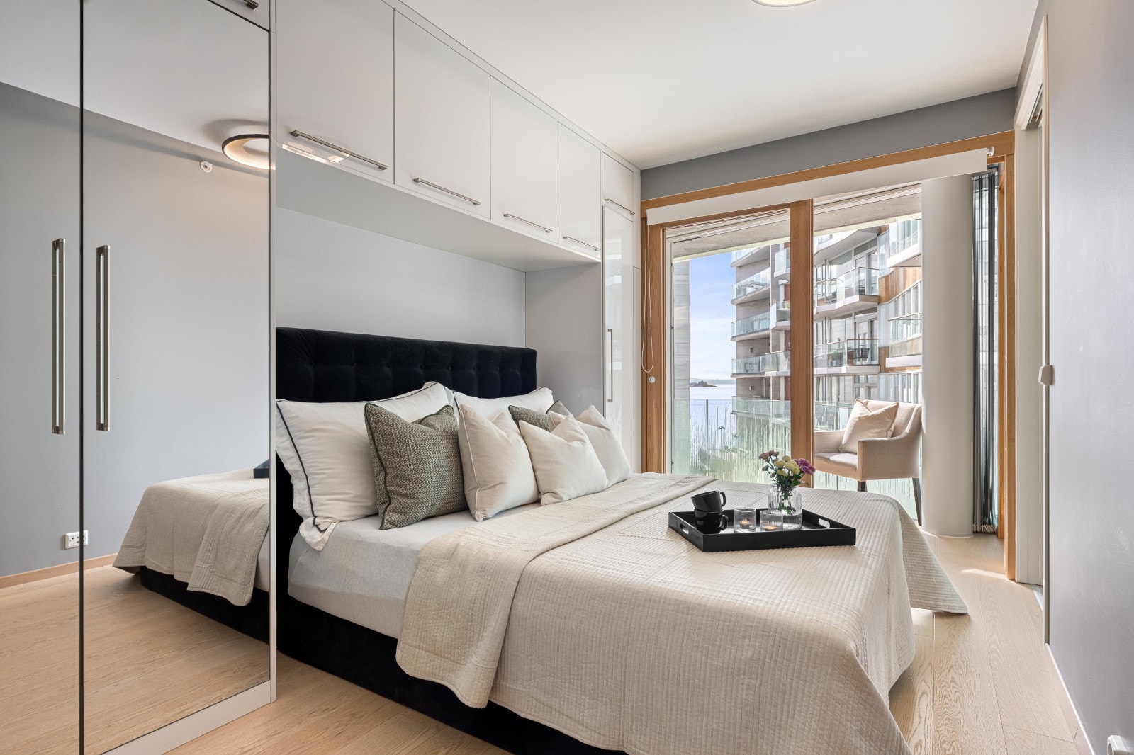 Soverom med plassbygget garderobeskap Crown Imperial rundt sengen. God plass til dobbeltseng (210cm bredde). Galleribilde