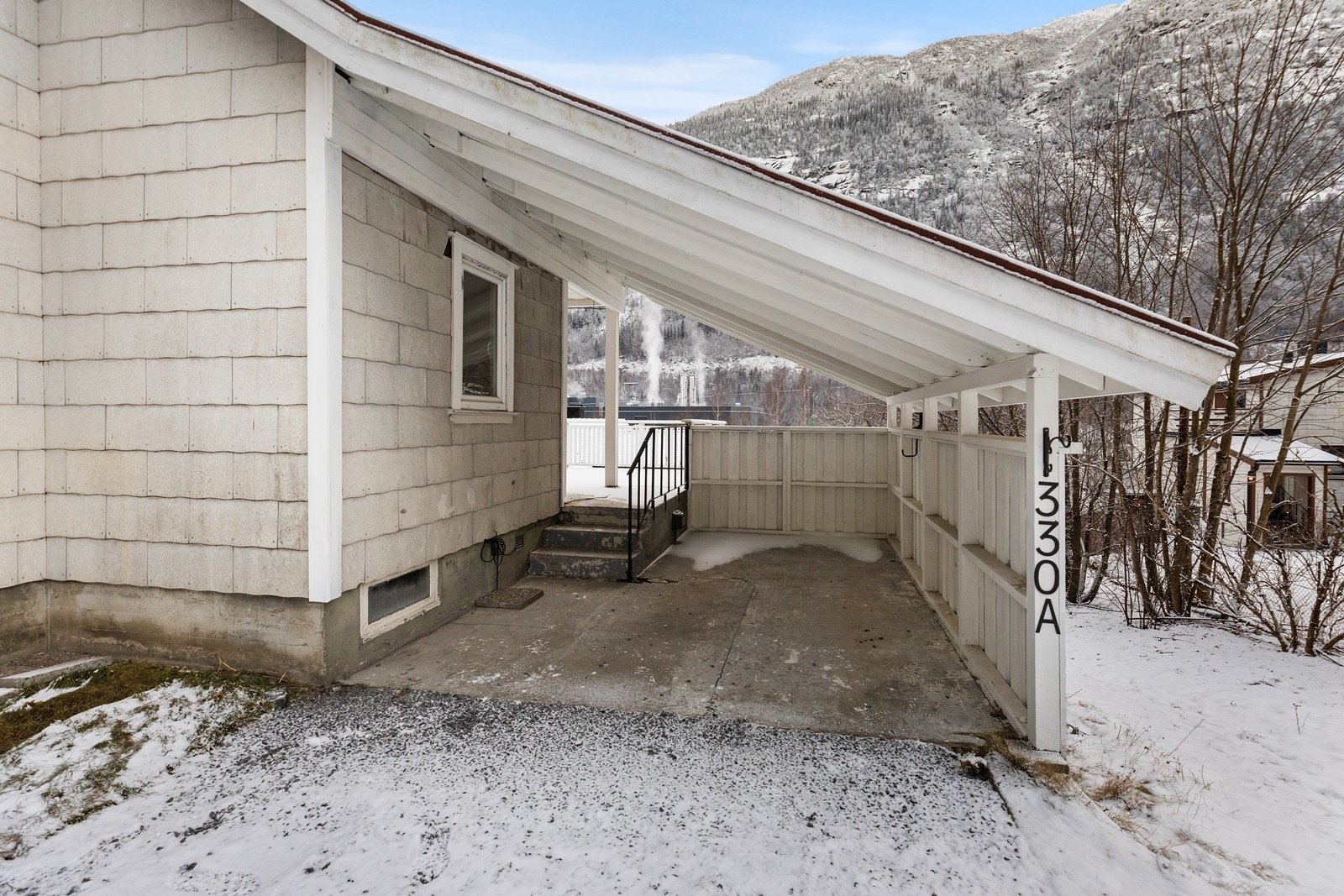 Carport i forbindelse med inngangsparti Galleribilde