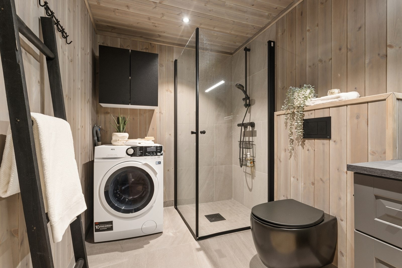 Badet varmes opp med elektrisk gulvvarme som gir ekstra god komfort. Galleribilde
