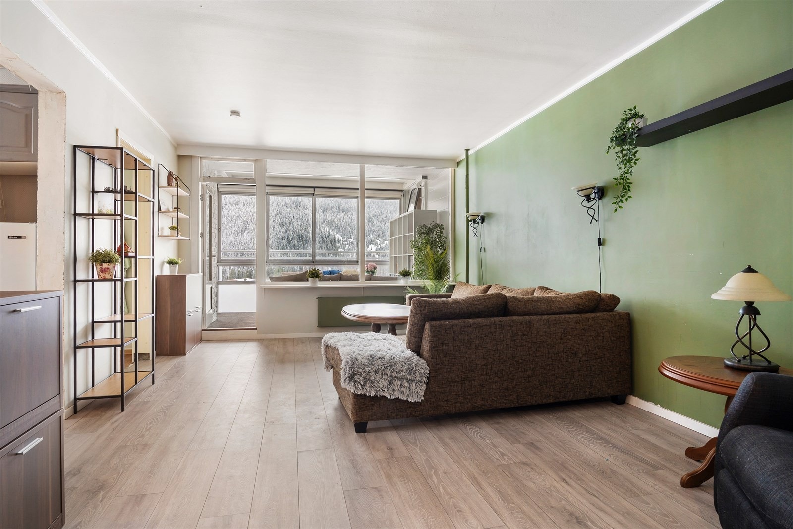 Leiligheten er godt planløst og inneholder entré, mellomgang, 2 soverom, bad/vaskerom, toalettrom, bod, stue og kjøkken samt en liten bod i kjelleren. Galleribilde