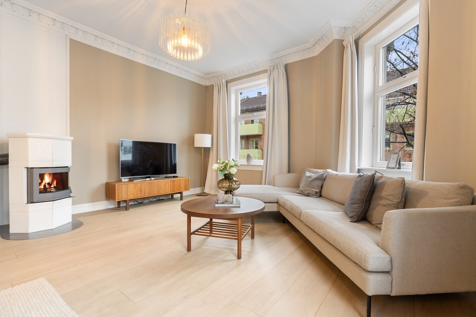 Fantastisk, lys og innbydende hjørnestue av god størrelse. I stuen er det rikelig areal til sofagruppe med tilhørende sofabord og tv-møblement. Galleribilde