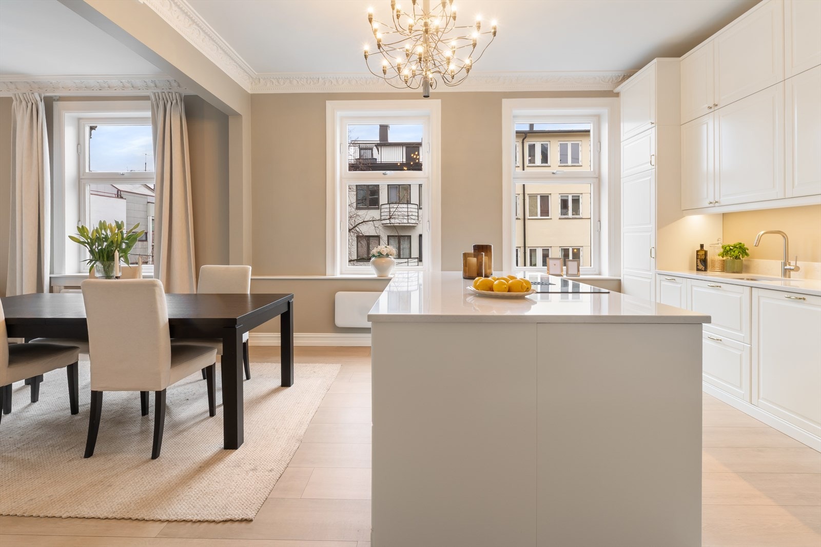 Stilrent, sosialt spisekjøkken med kjøkkenøy og god plass til stor spisegruppe. Galleribilde