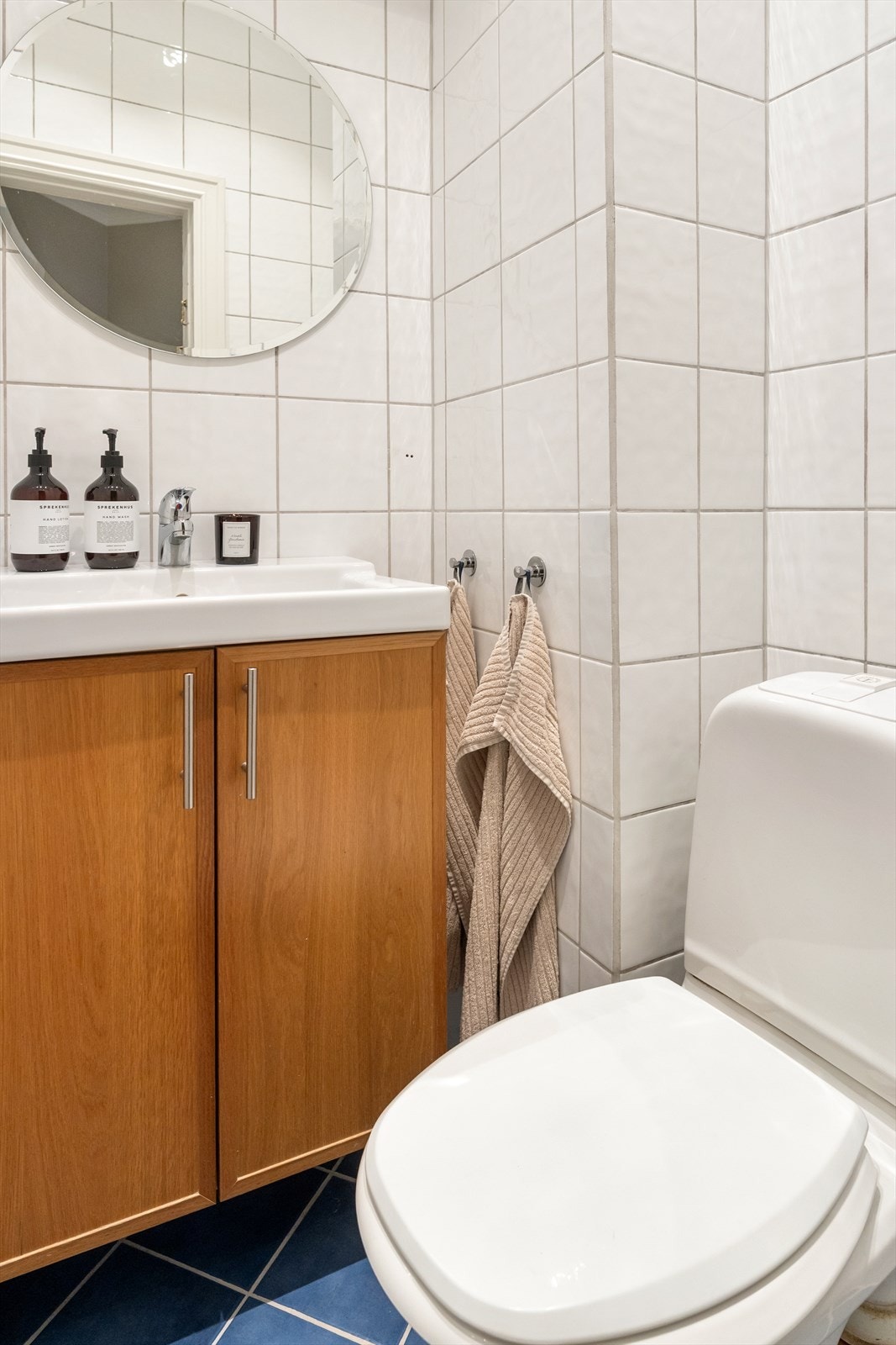 Praktisk, separat toalett. Rommet har flislagte overflater og downlights i himling, og er utstyrt med toalett og servantskap med ettgrepsblandebatteri fra Damixa. Galleribilde