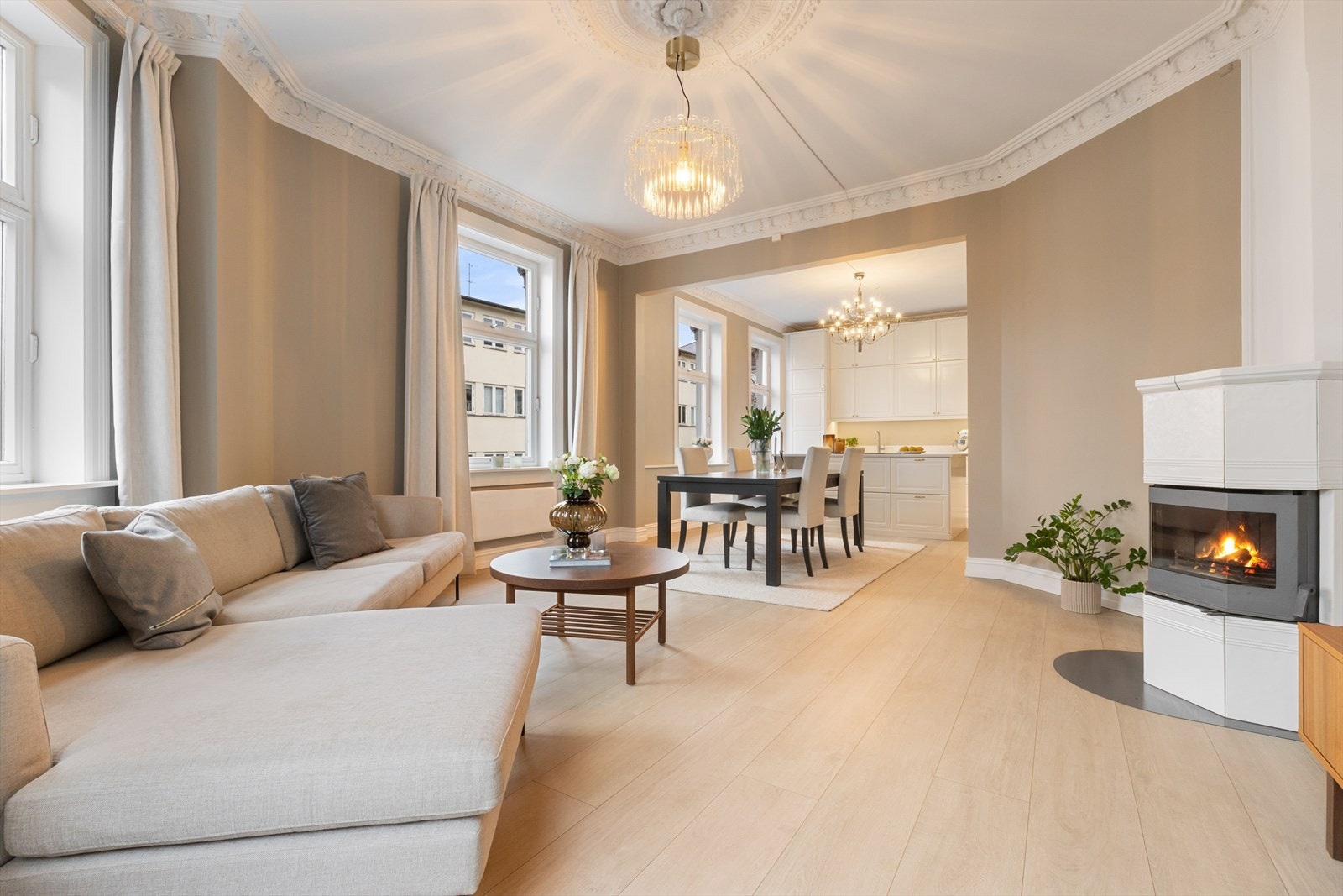 Leiligheten har en stor og sosial løsning hvor det er god plass til både hverdag og hyggelige middagsselskaper. Galleribilde