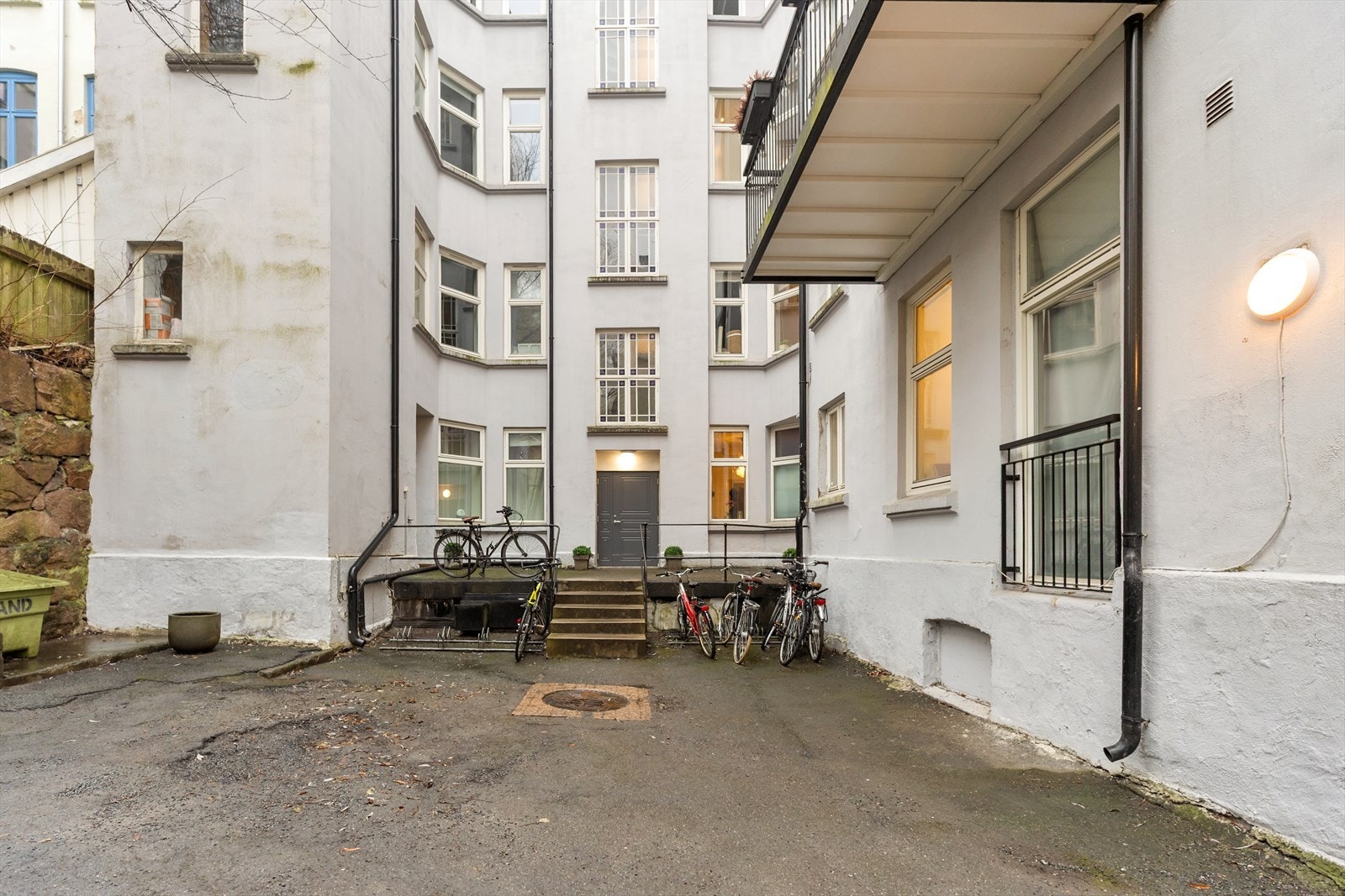Lukket bakgård med sykkelparkering. Galleribilde