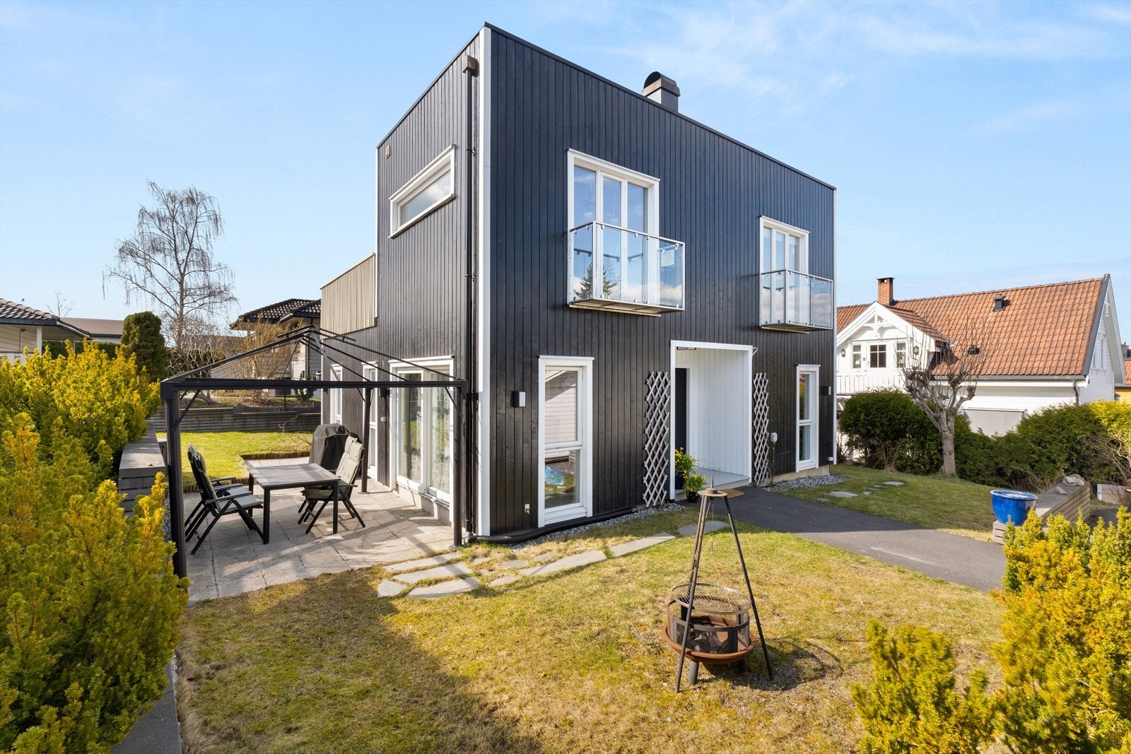 Velkommen til Idrettsveien 16B, en moderne enebolig fra 2017 med flott beliggenhet på Høybråten. Foto: OhShots. Galleribilde