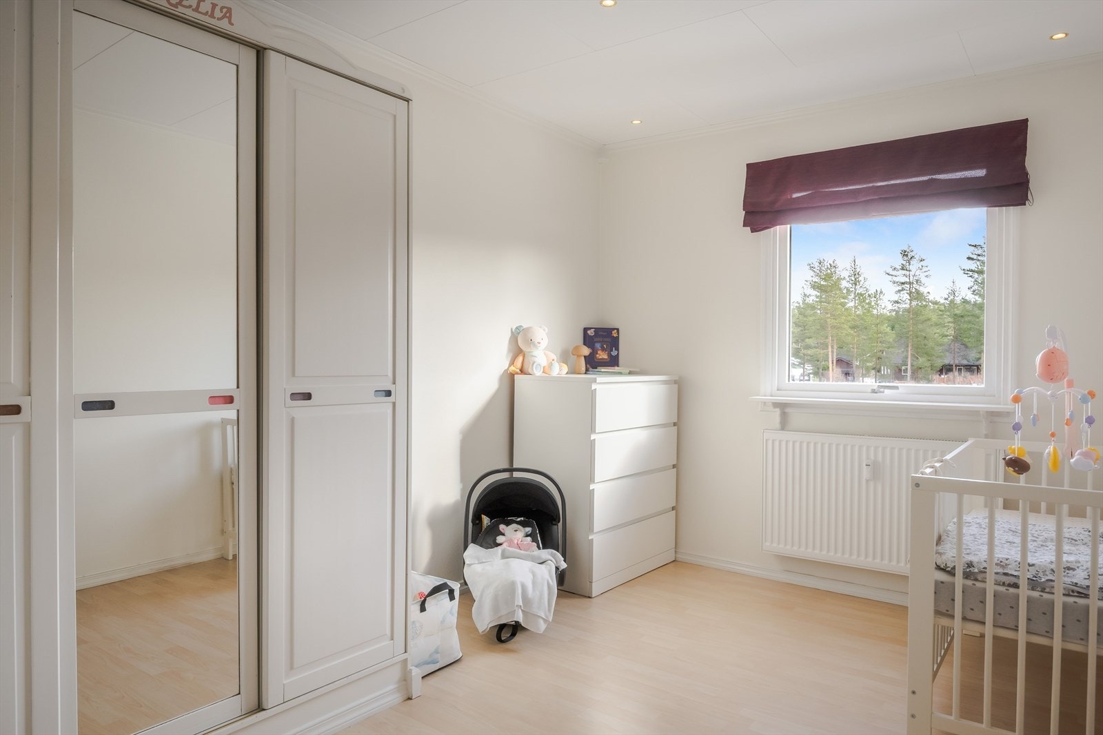 På soverommet er det plass til seng, kontorpult og oppbevaringsplass i medfølgende skyvedørsgarderobe. Galleribilde
