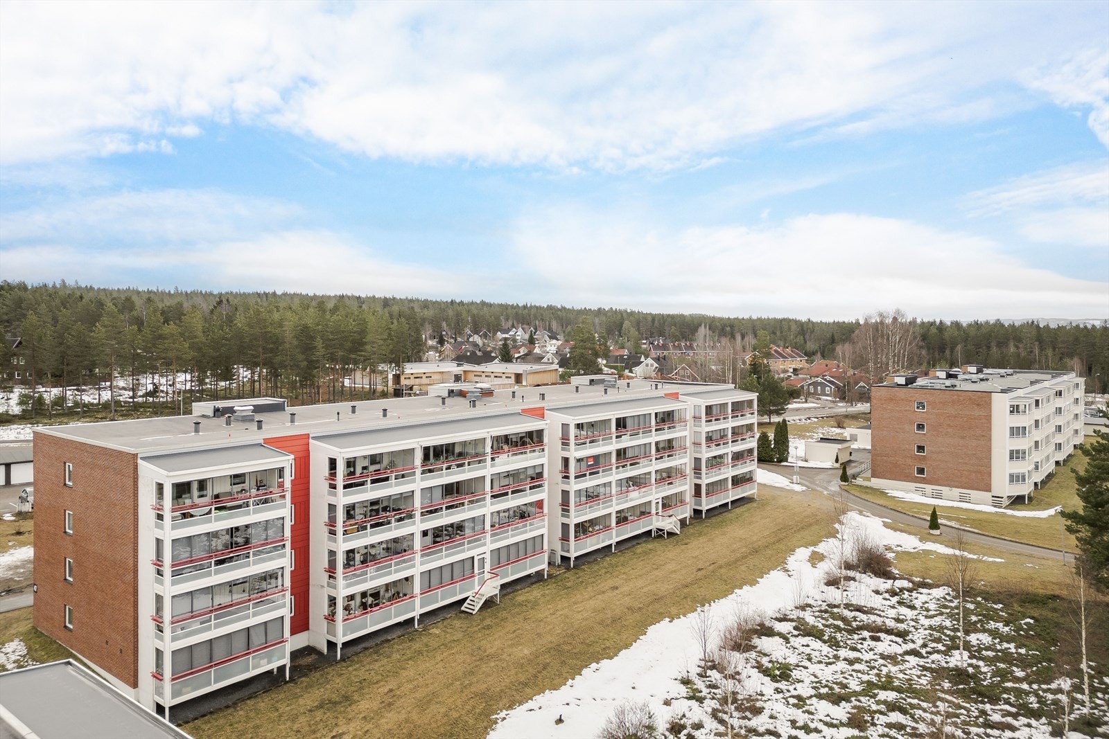 Fra borettslagets eiendom er det umiddelbar nærhet til populære friluftsområder i Svartholtet, hvor det er ypperlige muligheter for turer, trim og rekreasjon. Galleribilde
