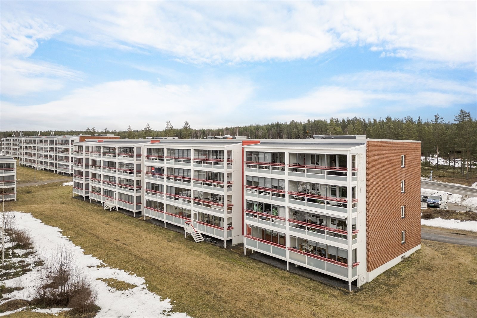 Leiligheten ligger i et veletablert og barnevennlig boligområde rett ved bymarka i Svartholtet. Fra leiligheten er det ca. 2 km til Elverum sentrum hvor du finner byfasiliteter. Galleribilde
