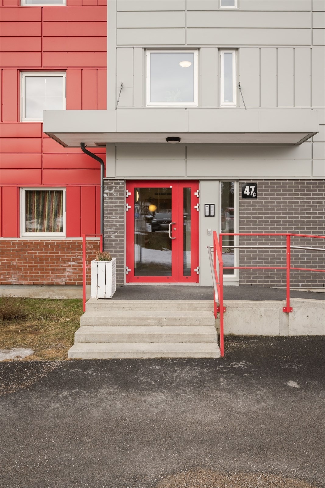 Du ønskes velkommen inn via et overbygget inngangsparti med calling-anlegg. Galleribilde