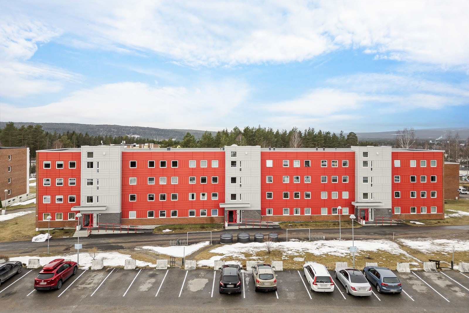 Borettslaget har garasjer, motorsykkelgarasjer og motorvarmere som leies ut til beboerne etter ventelister. Det er ellers godt med parkering på felles parkeringsområder for borettslaget. Galleribilde