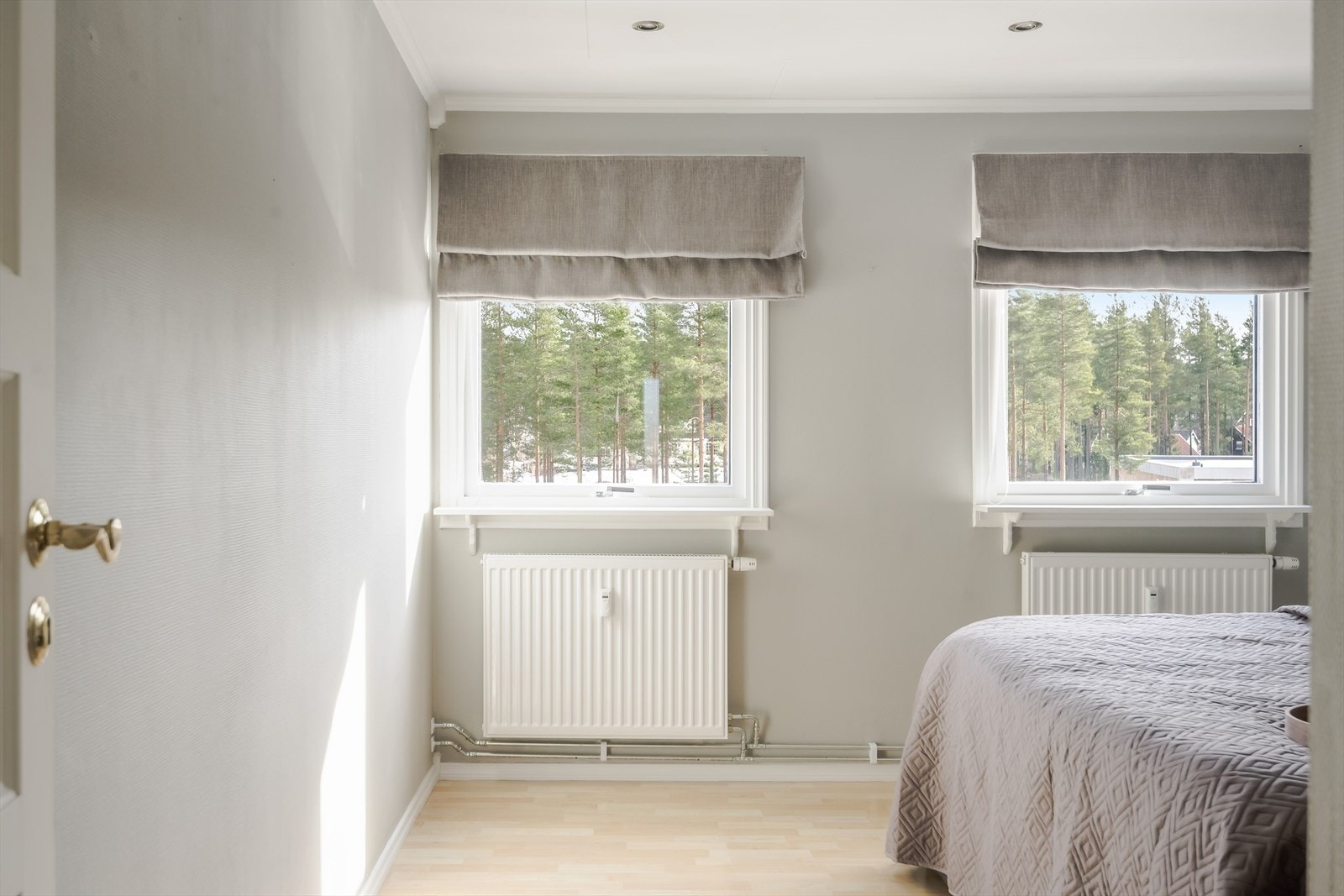 Leiligheten har et lyst og innbydende hovedsoverom. Soverommet har to store vinduer som slipper inn fint lys, samtidig som det ikke er noe innsyn. Galleribilde