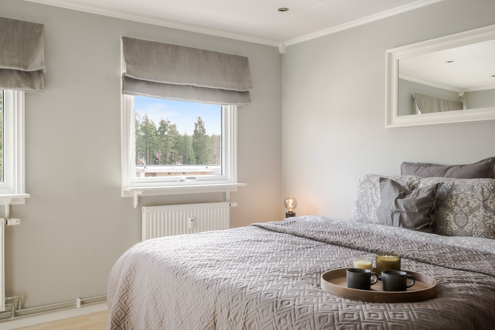 Soverommet har god standard med lys laminat på gulv, glatte malte overflater og downlights i himlingen. Galleribilde