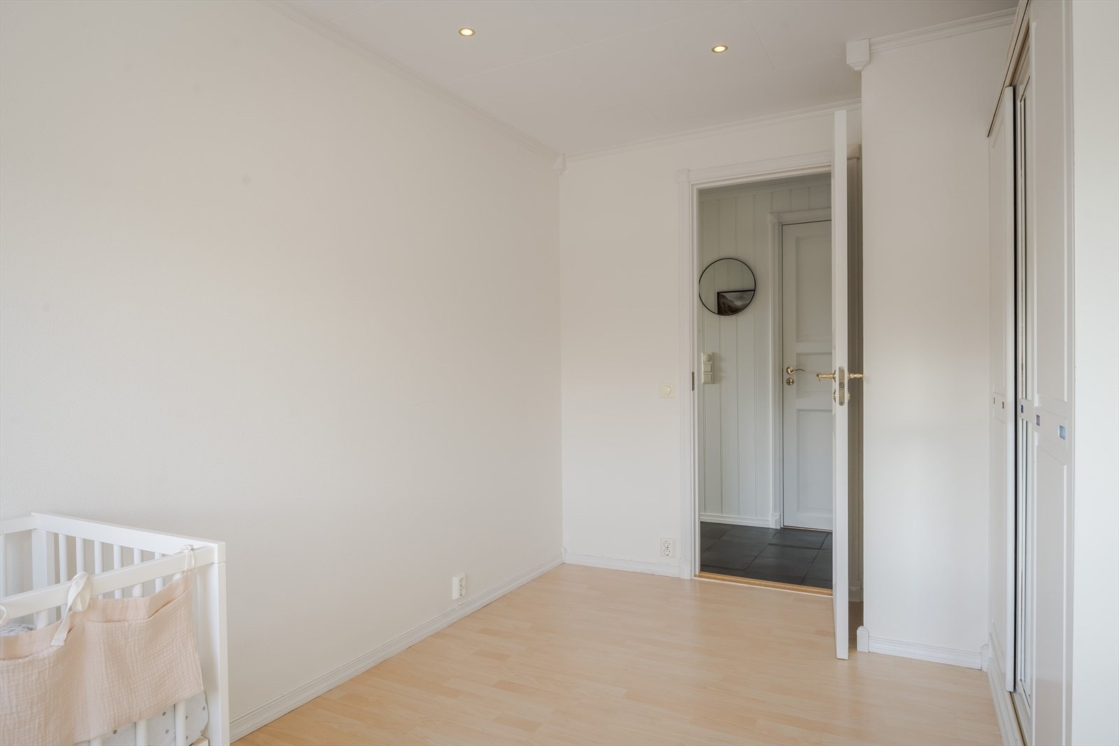 Soverommet har god standard med lys laminat på gulv, glatte lysmalte overflater og downlights i himlingen. Galleribilde