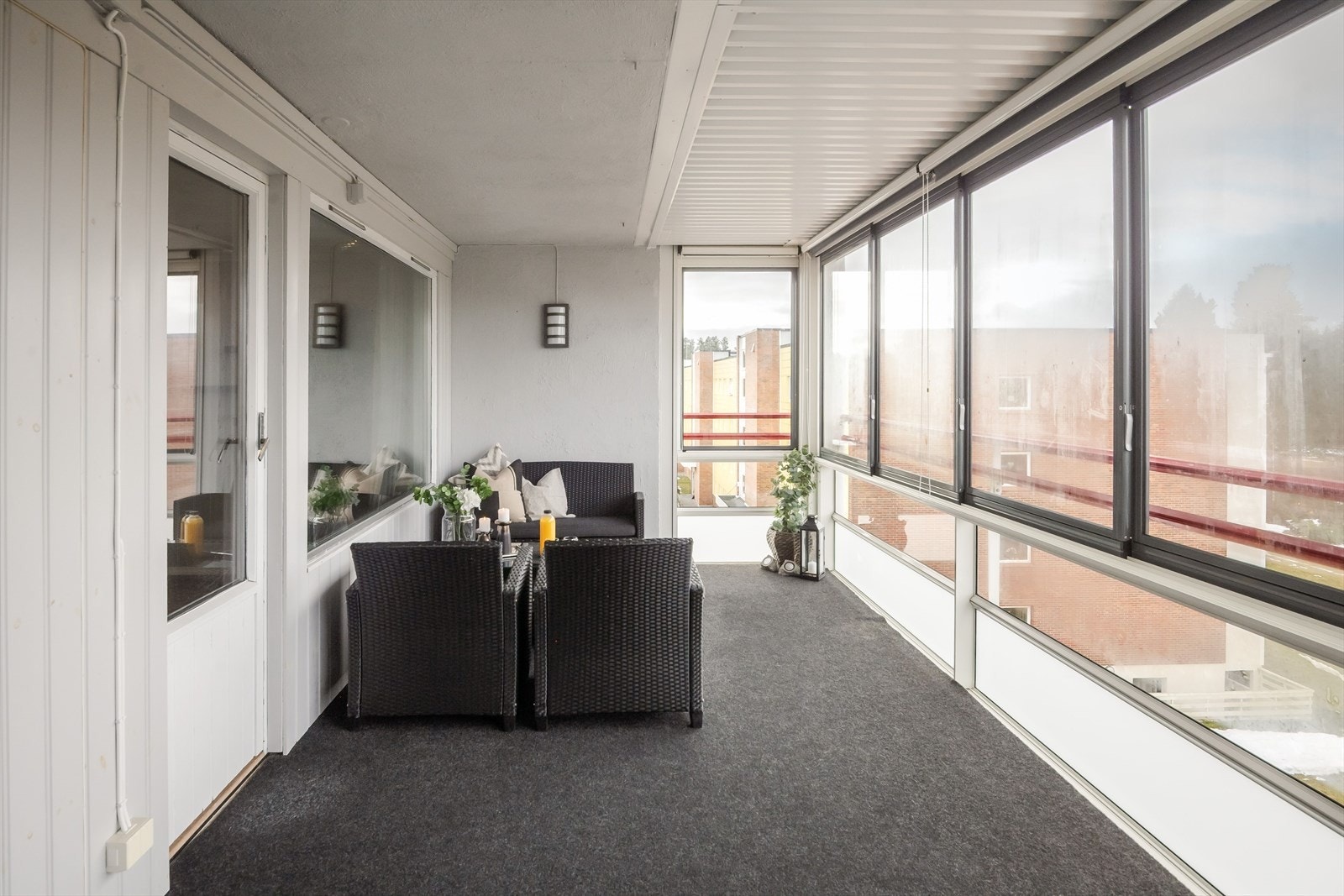 Fra stuen har du utgang til em stor og solrik innglasset balkong på ca. 18m² mot vest. Siden balkongen er innglasset blir dette en naturlig forlengelse av leiligheten som kan brukes gjennom hele året! Galleribilde