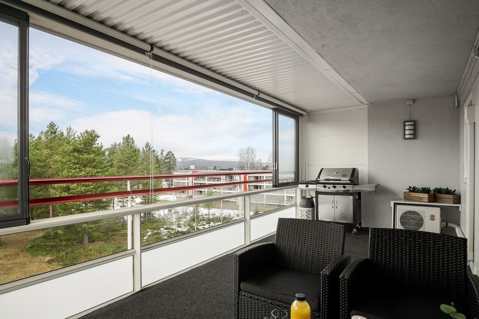 Balkongen er overbygget, har nålefilt på gulv, rekkverk med glass og skyvbare glassfelt som kan åpnes opp. Det er også montert innvendig solskjerming, utebelysning og strøm. Galleribilde