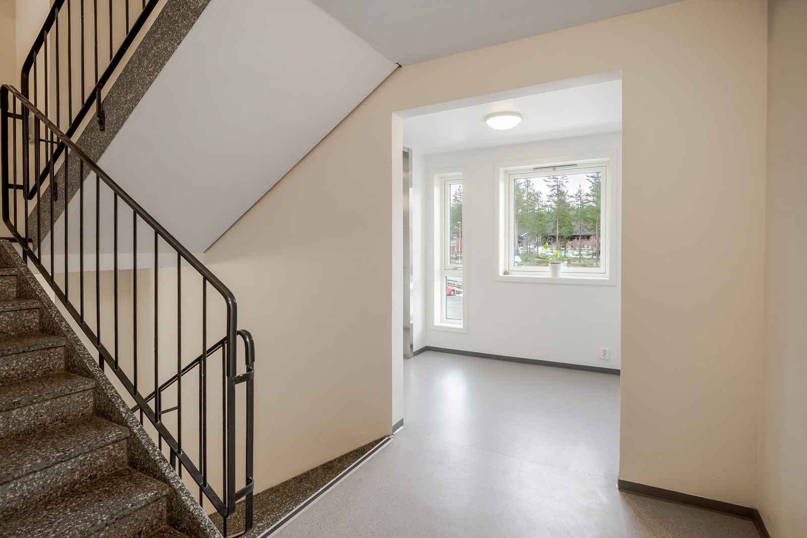 Du tar deg opp til leiligheten i byggets toppetasje via felles trapperom med heis. Galleribilde