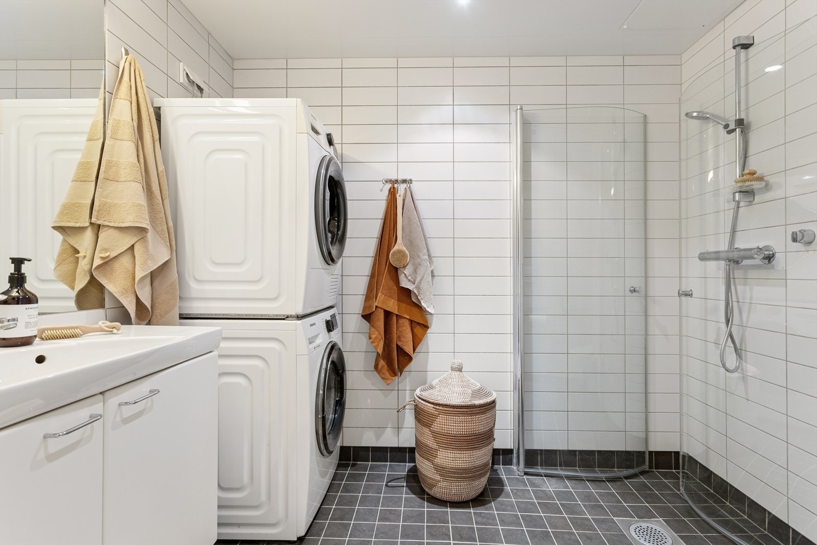 Badet er en prefabrikkert kabin med opplegg for både vaskemaskin(følger salget) og tørketrommel(følger salget). Galleribilde