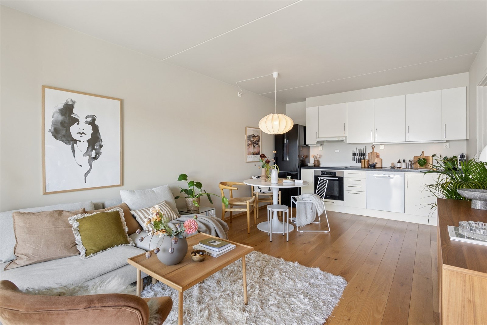 Stuen og kjøkkenet utgjør et sosialt allrom med fleksible møbleringsmuligheter for både sofa- og spisegruppe. Galleribilde