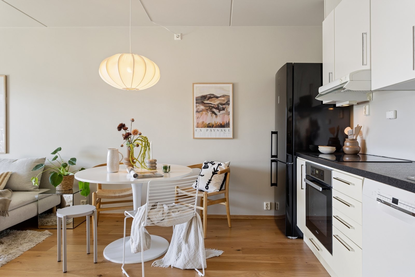 Kjøkkeninnredningen fra 2012 har glatte fronter og benkeplate i laminat. Galleribilde