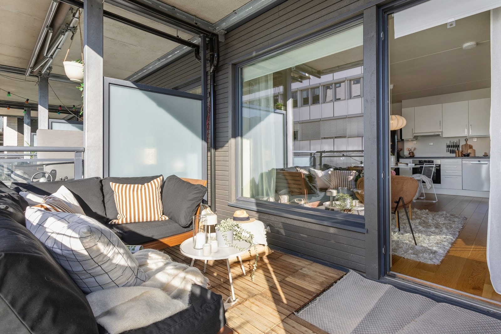 Rekkverket i aluminium og glass er fra byggeåret og gir et moderne uttrykk. Galleribilde