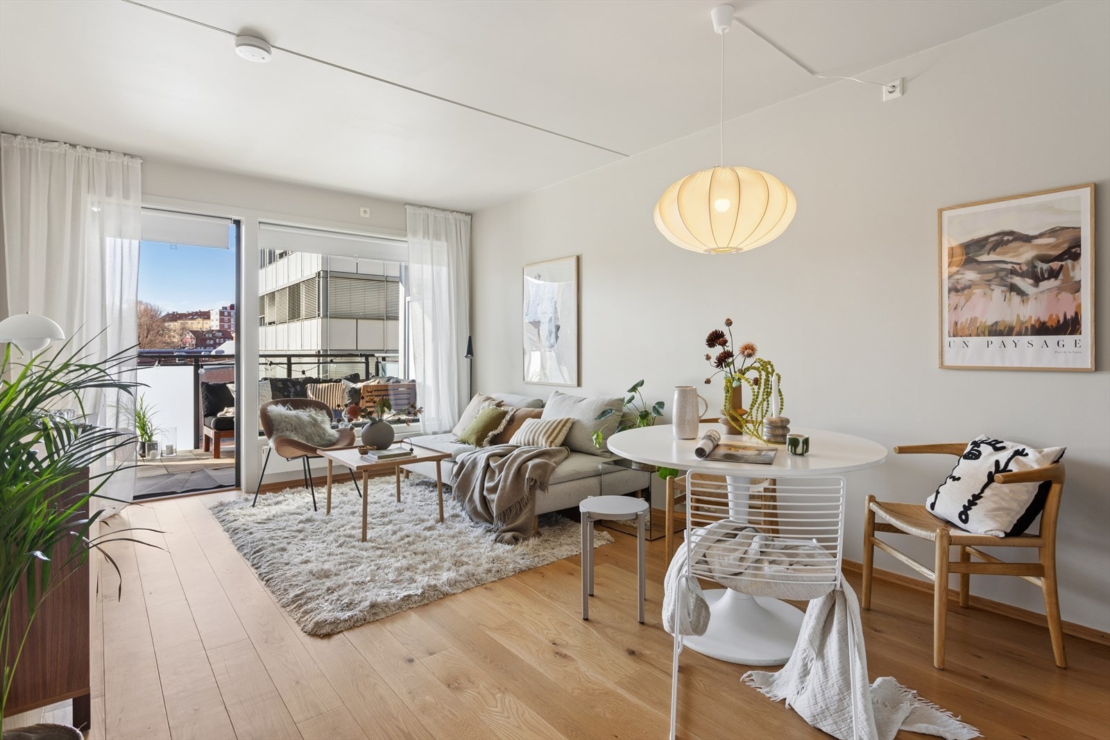 Tiltalende og lys 2-roms med god planløsning pg med svært attraktiv beliggenhet på Torshov. Boligen har balansert ventilasjon som sikrer et sunt og godt inneklima. Galleribilde