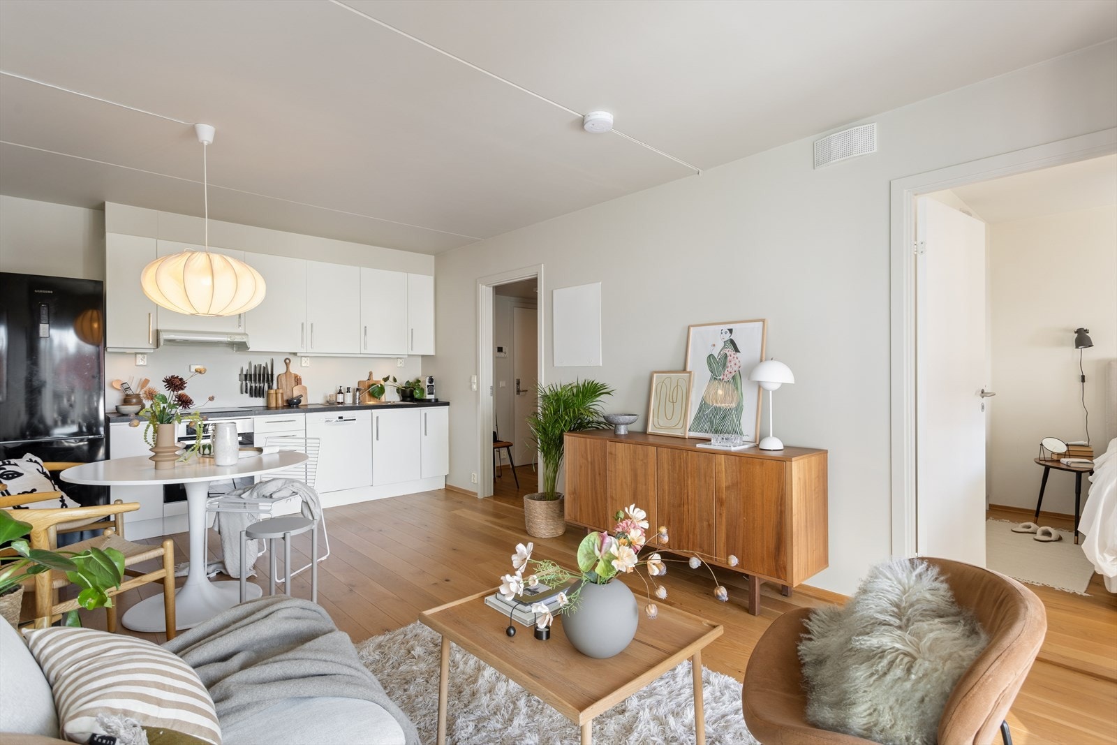Leiligheten varmes opp med vannbåren varme via radiatorer, som er inkludert i felleskostnadene. Galleribilde